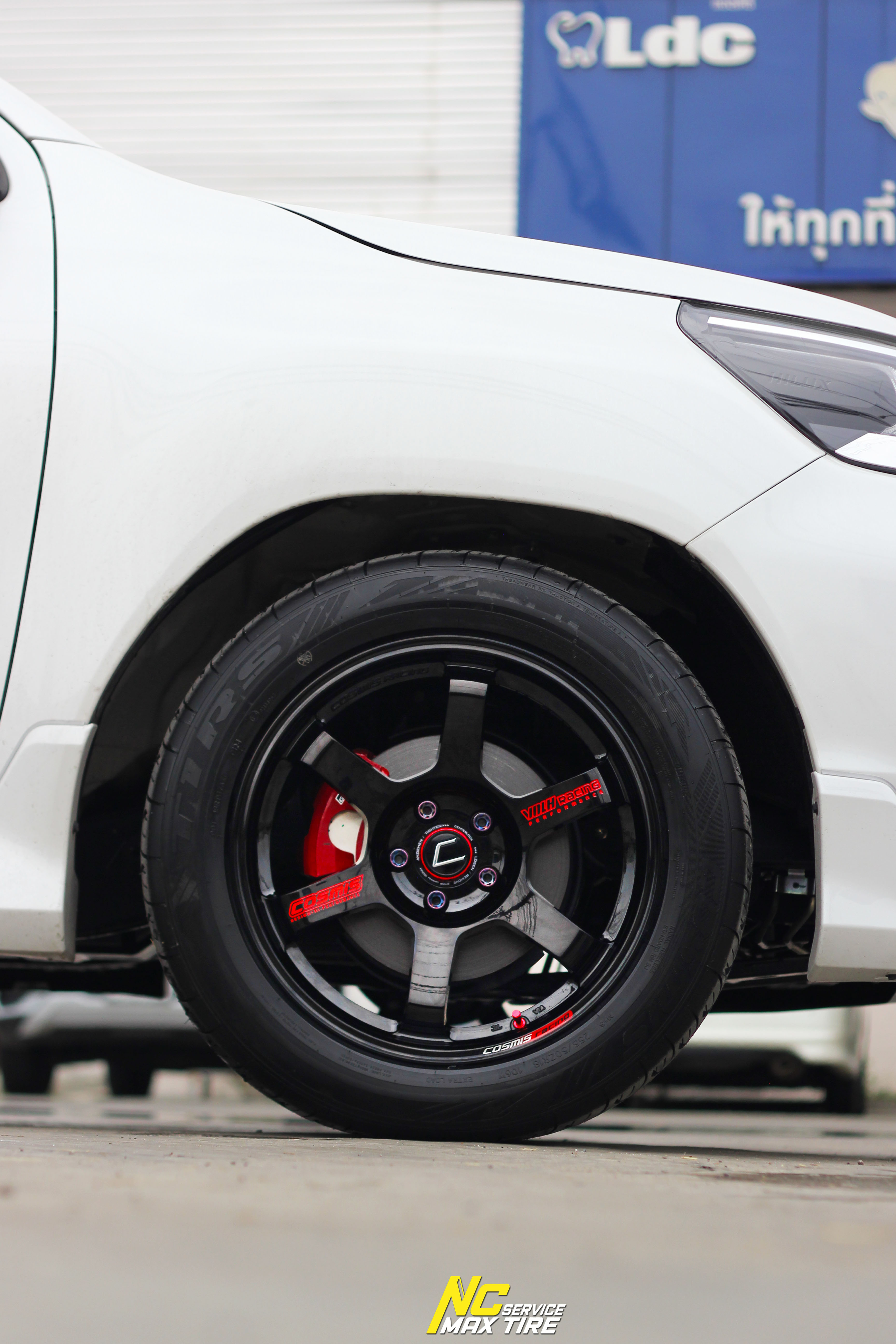 Toyota Revo / Z-Edition / GR-Sport / ล้อแม็กสวยๆ / ล้อแม็กขอบ18 / ล้อแม็กสำหรับรถกระบะตัวเตี้ย / Cosmis / RG-06SR / 18x9.0 5H113 ET0 / ล้อแม็กสีดำเงาพิเศษทั้งวง+หยอดตัวหนังสือแดง+เพลท / DeepBlack / Custom Color / T1RS / 255/50R18 / NC