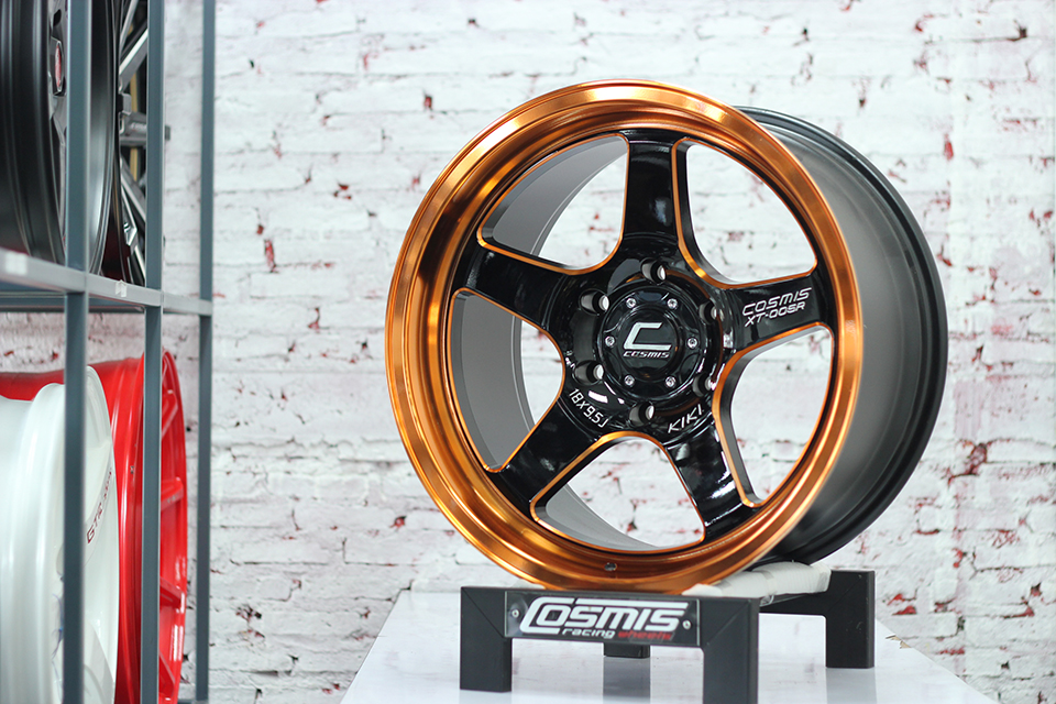ล้อแม็กขอบ18 COSMIS XT005-R สีดำ ขอบส้ม สำหรับรถกระบะ (ราคา4วง)