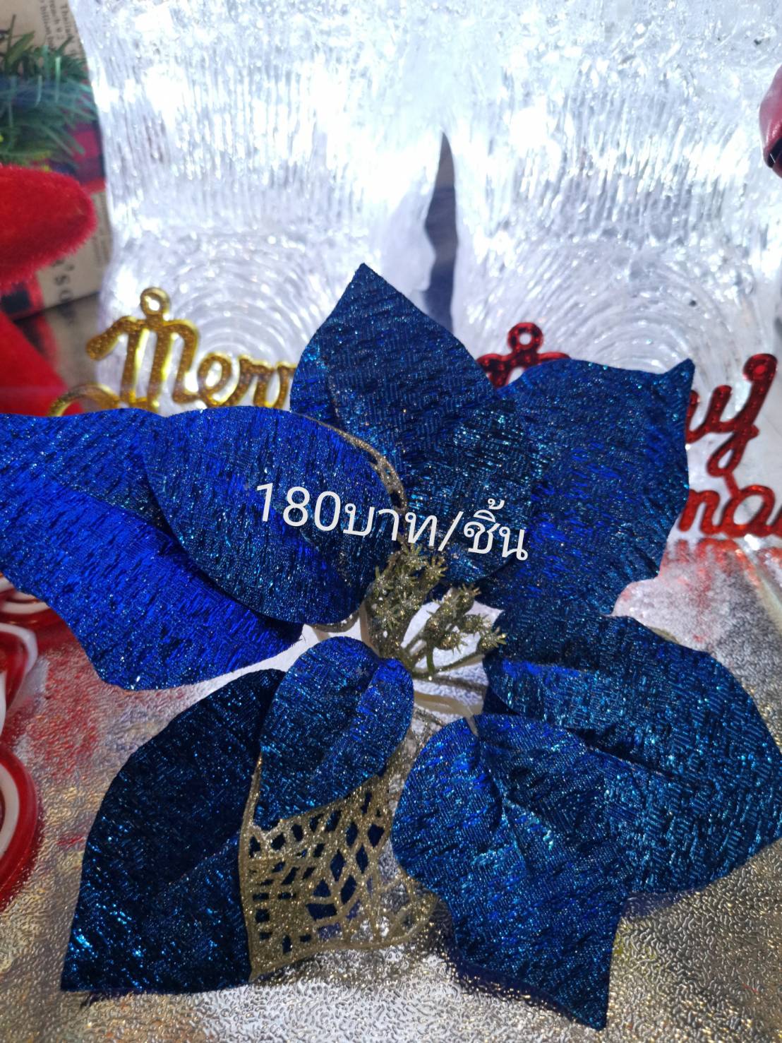ดอกคริสต์มาสสีสันสวยๆงามในธีมสีนํ้าเงินสวยๆ พร้อมอขงติดประดับต้นคริสต์มาสยอดฮิตอีกหลากหลายรายการ