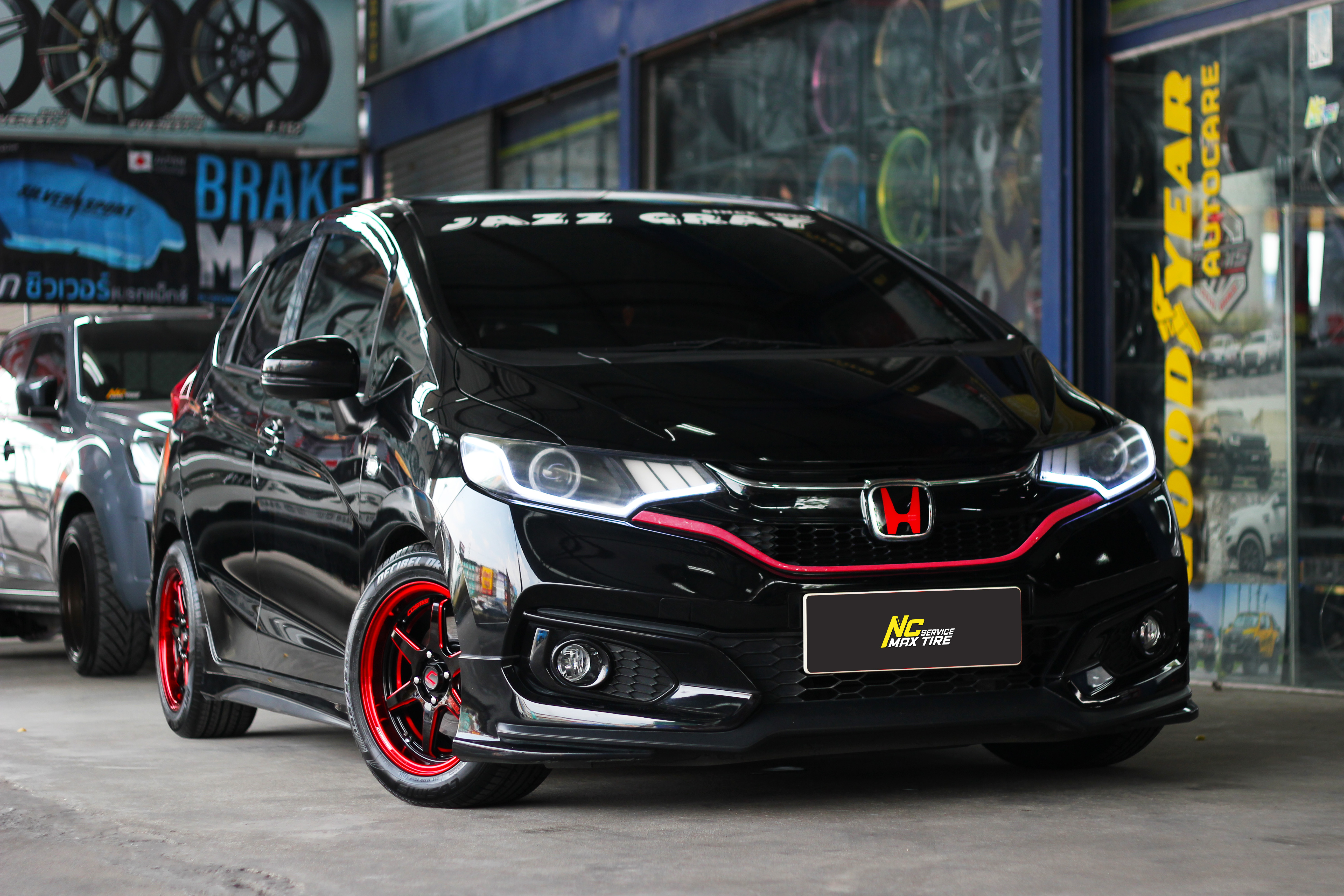 Honda Jazz / ล้อแม็กขอบ15 / Cosmis / Type-R / Revolution / 15x7.0 4H100 ET35 / ล้อแม็กสีดำเงา+CNCข้างก้านแดง+ขอบแดง+เพลท / Decibel / DR1 / 195/55R15 / Custom Color