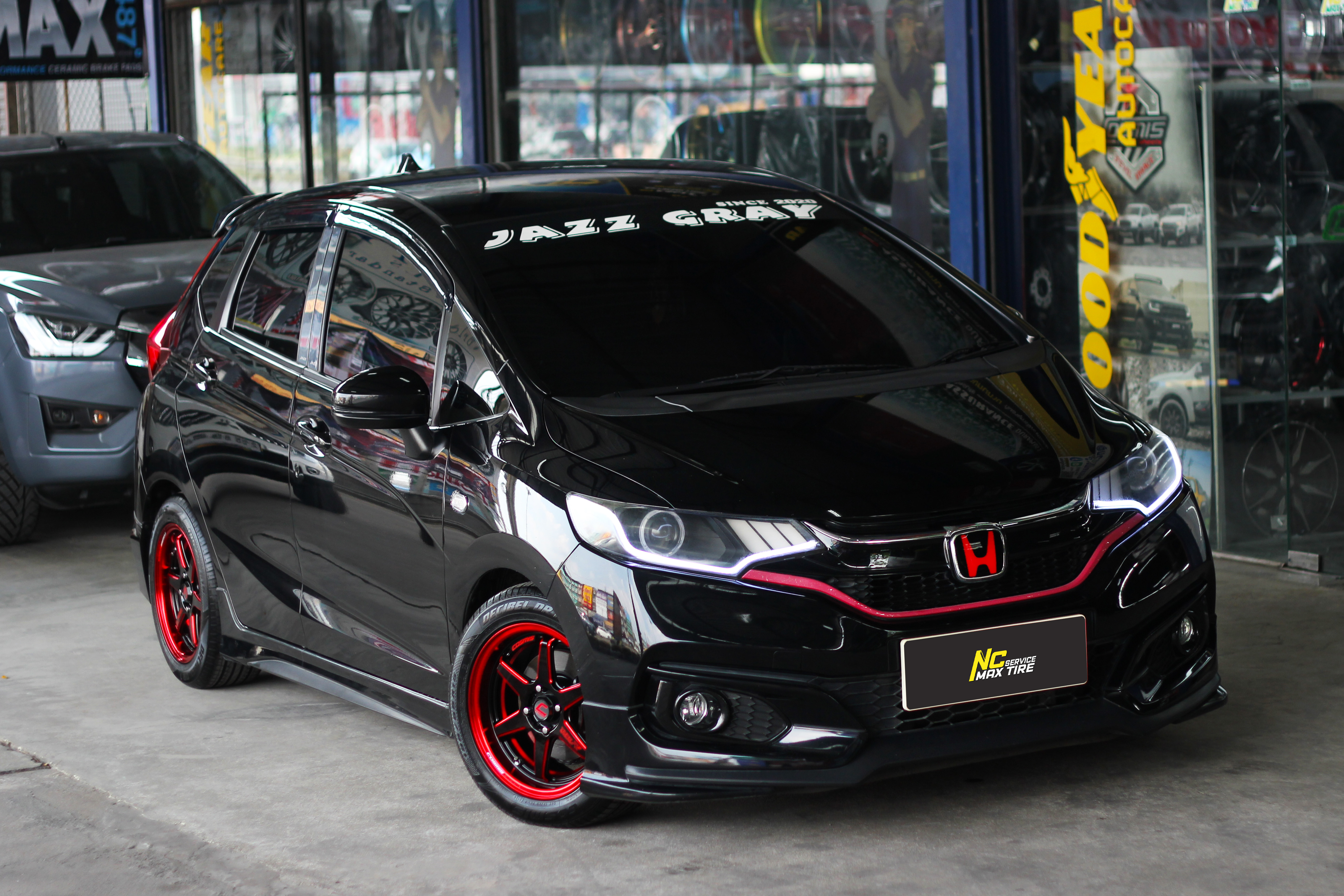 Honda Jazz / ล้อแม็กขอบ15 / Cosmis / Type-R / Revolution / 15x7.0 4H100 ET35 / ล้อแม็กสีดำเงา+CNCข้างก้านแดง+ขอบแดง+เพลท / Decibel / DR1 / 195/55R15 / Custom Color