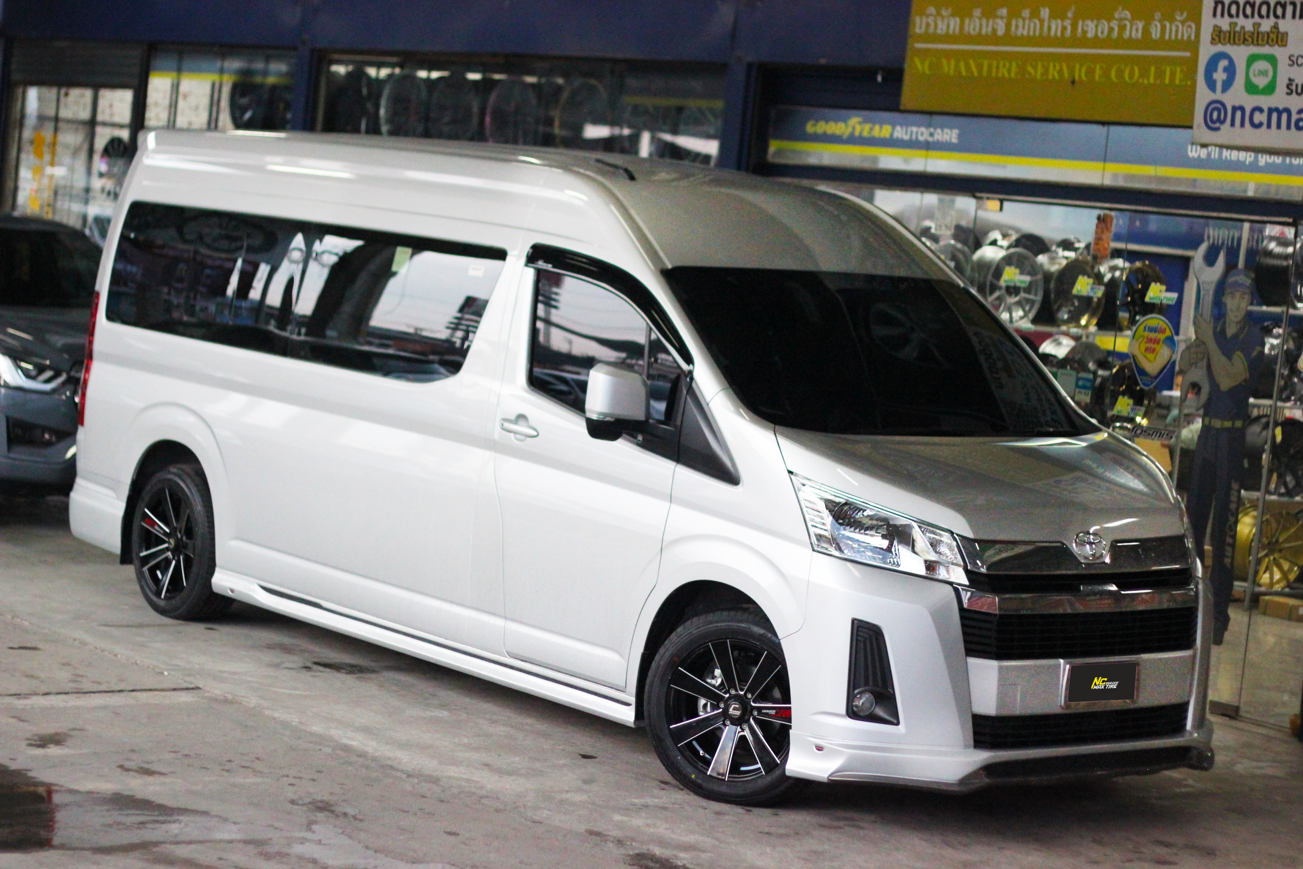 Toyota Commuter / รถตู้ / ล้อแม็กขอบ18 / Cosmis / Innerline / S4 / 18X8.5 6H139.7 ET35 / ล้อแม็กสีดำเงาCNCข้างก้าน / 7 ก้านทรงใบพัด