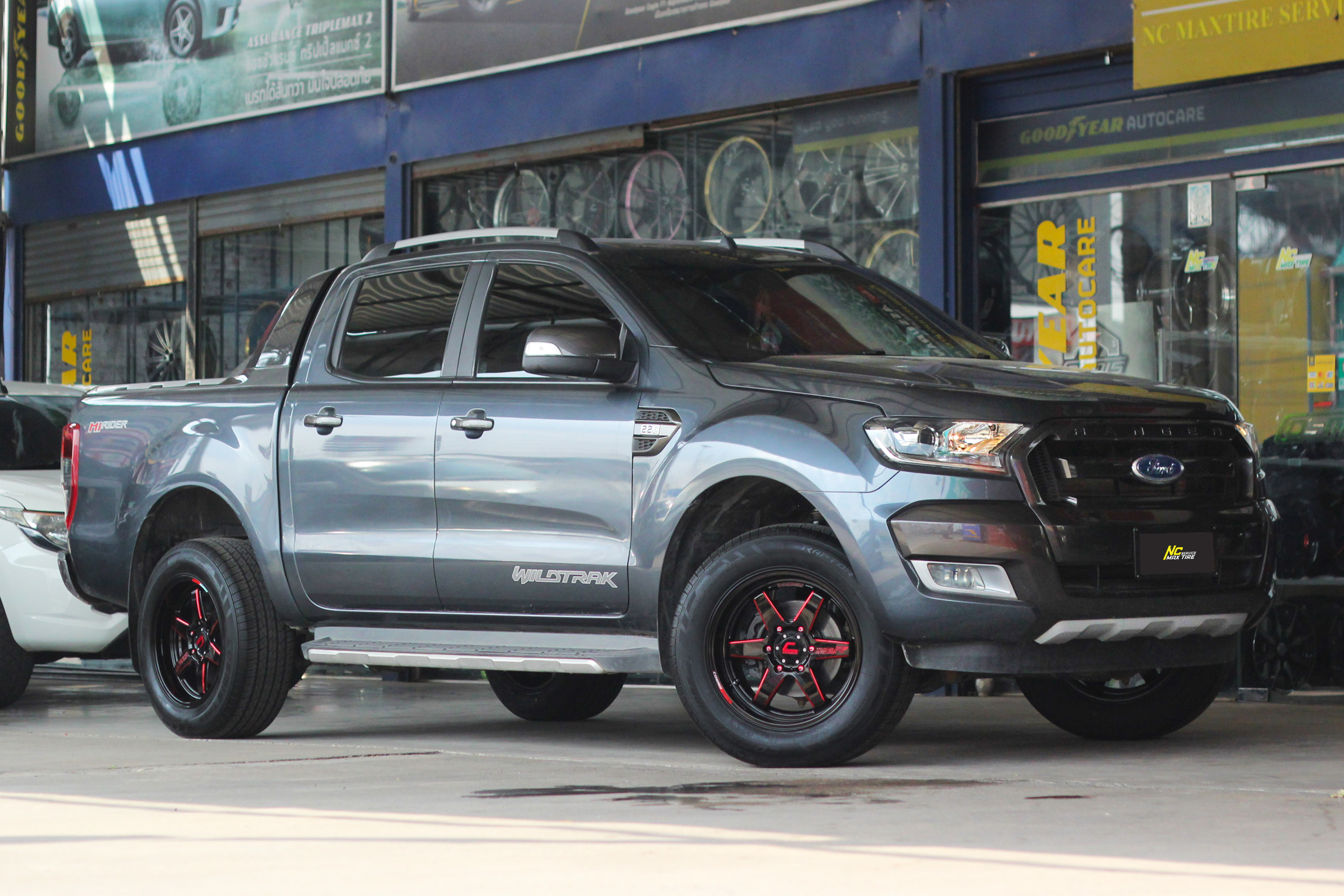 Ford Ranger / ล้อแม็กขอบ18 / Cosmis / Type-R / Revolution / 18x9.5 6H139.7 ET27 / ล้อแม็กสีดำเงาทั้งวง+มิลลิ่งข้างก้านแดง+เพลท / Raptor HT / 265/60R18