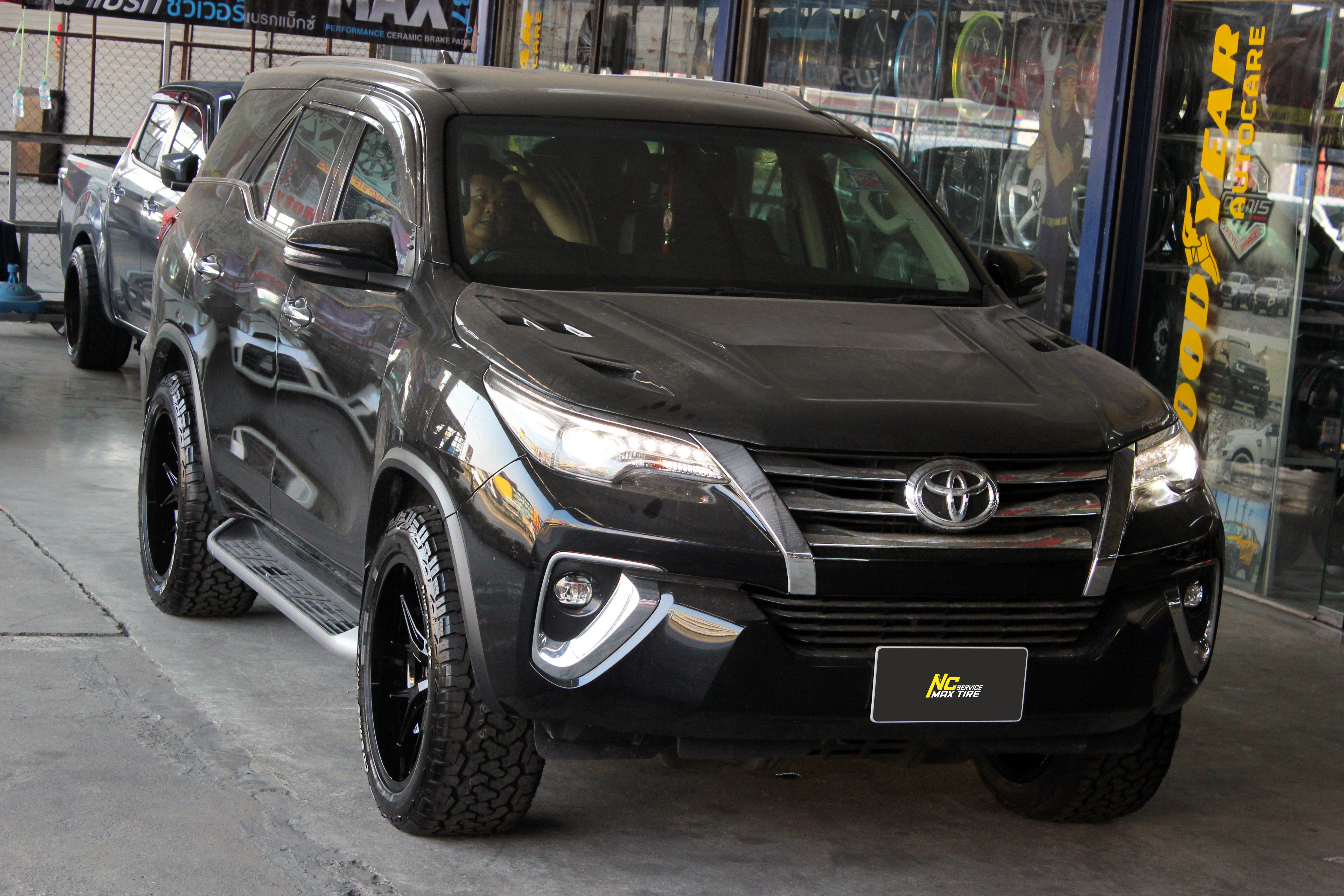 Toyota Fortuner / ล้อแม็กขอบ20 / NAYA / Alpha-T6 / ล้อแม็กสีดำเงาทั้งวง / Raptor AT / 265/50R20 / NCmaxtireService