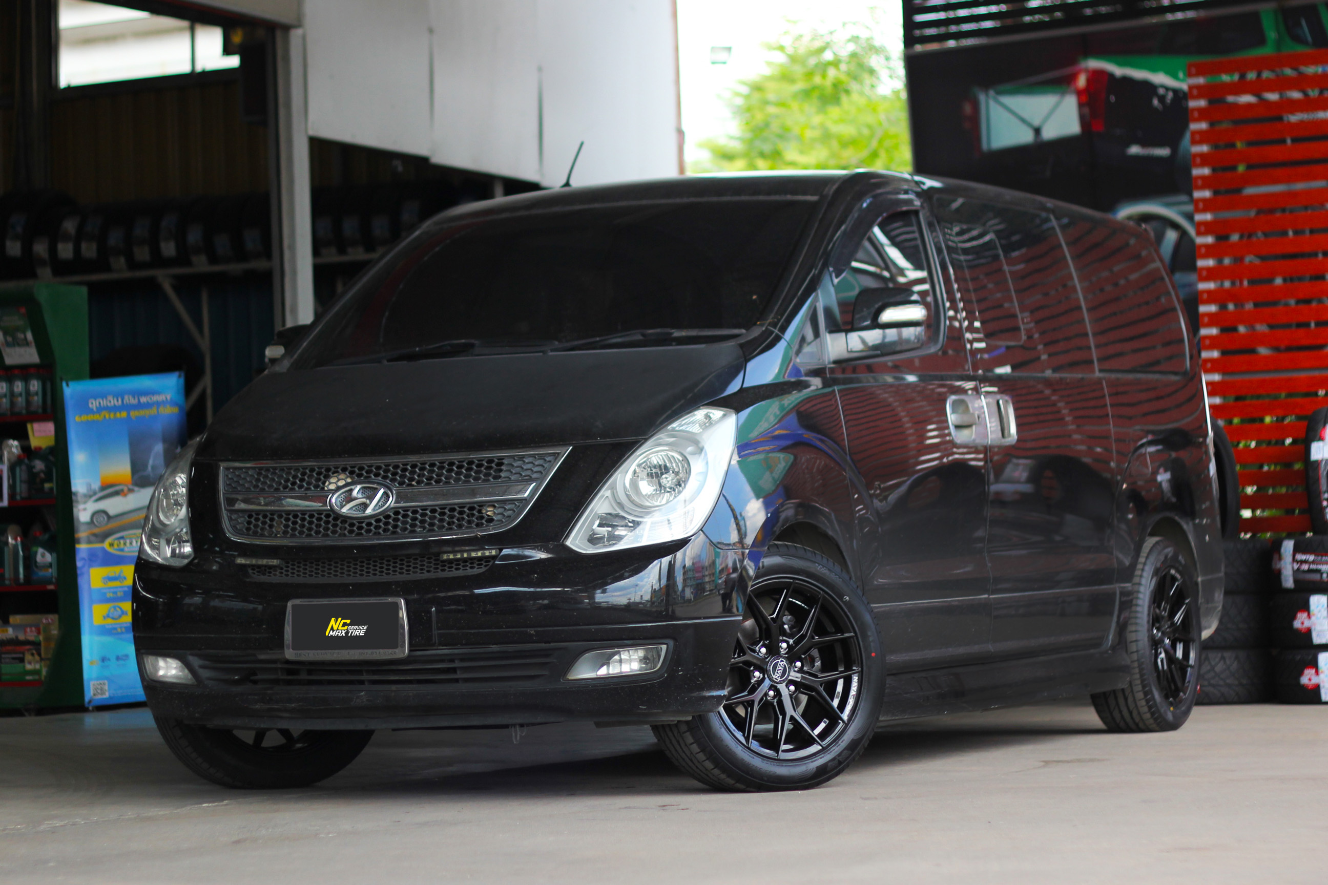 Hyundai H1 / ล้อแม็กขอบ18 / Cosmis / NAYA / ALPHA-6 / 18x8.0 6H139.7 ET35 / ล้อแม็กสีดำเงาทั้งวง / รถตู้