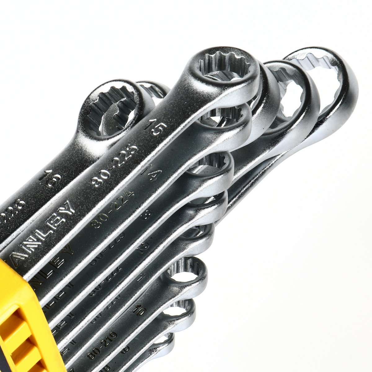 ชุดประแจแหวนข้างปากตาย 14 ชิ้น แบบแขวน สแตนเล่ย์ (STANLEY) รุ่น CWB STMT78092 ขนาด 8-24 มม. ในชุดประกอบไปด้วยเบอร์ 8,9,10,11,12,13,14,15,16,17,19,21,22,24 มม. วัสดุทำจาก เหล็กกล้าคาร์บอน ผ่านการทดสอบตามมาตรฐาน ANSI, ISO & DIN ผิวสัมผัสแบบด้าน