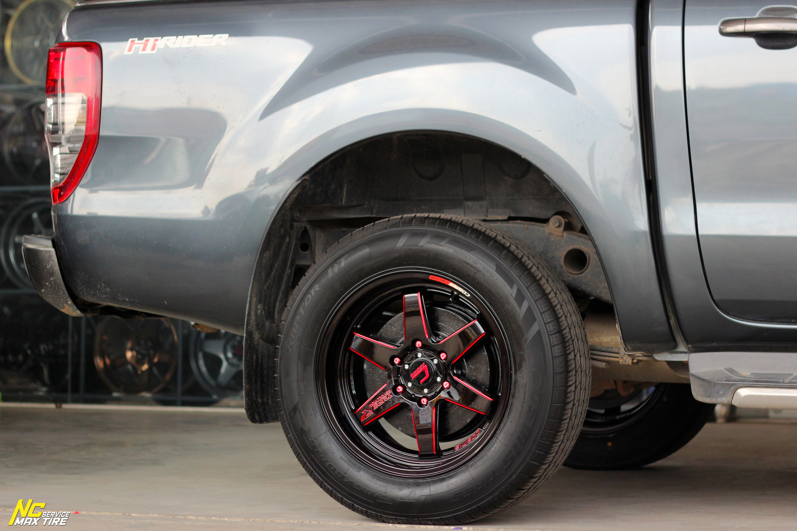 Ford Ranger / ล้อแม็กขอบ18 / Cosmis / Type-R / Revolution / 18x9.5 6H139.7 ET27 / ล้อแม็กสีดำเงาทั้งวง+มิลลิ่งข้างก้านแดง+เพลท / Raptor HT / 265/60R18