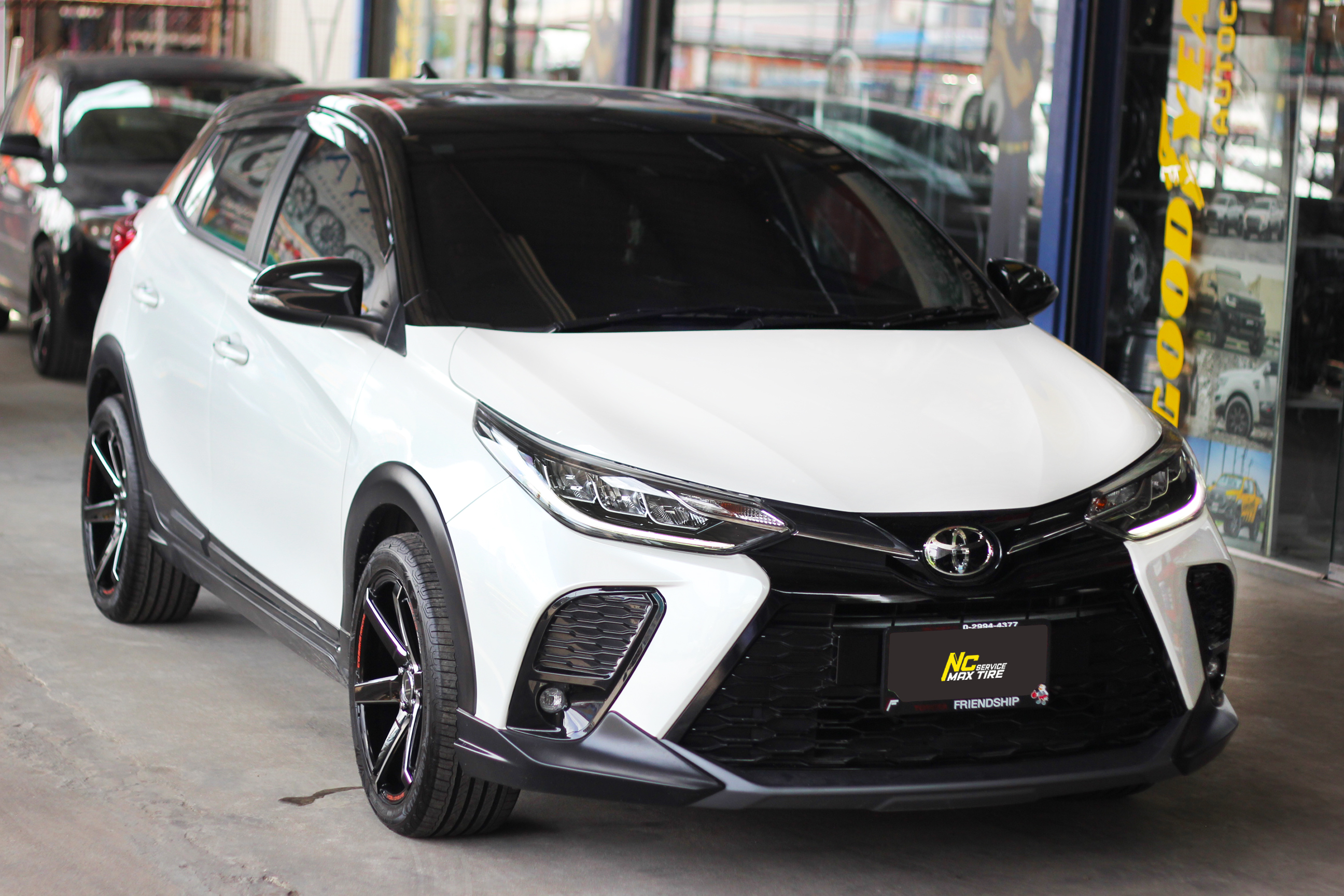 Toyota Yaris / ล้อแม็กขอบ17 / Cosmis / Innerline S1 / สีดำทั้งวงมิลลิ่งข้างก้าน / 17X7.5 4H100 ET28 / Goodyear / Assurance Triplemax2 / 215/45R17