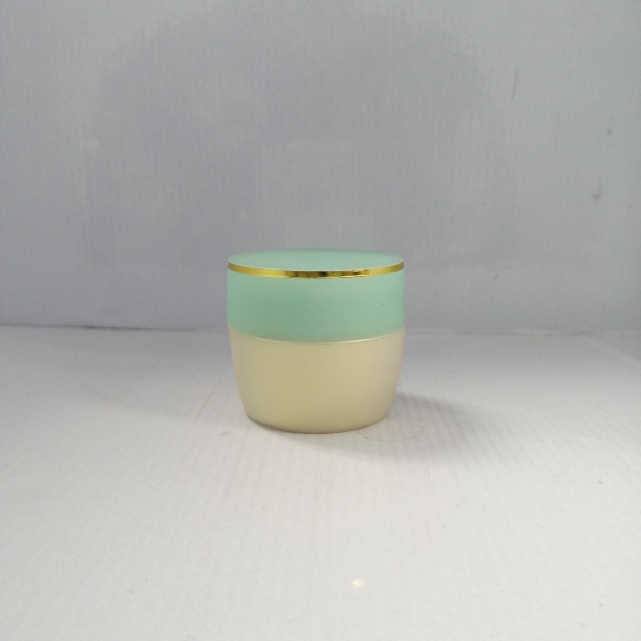 กระปุกครีม ขนาด20กรัม สูง4cm กว้าง4.6cm รุ่นk0031 สีมุกฝาเขียวขลิบทอง กระปุกใส่ครีมทาหน้า กระปุกครีมขนาดพกพา มีของพร้อมส่ง