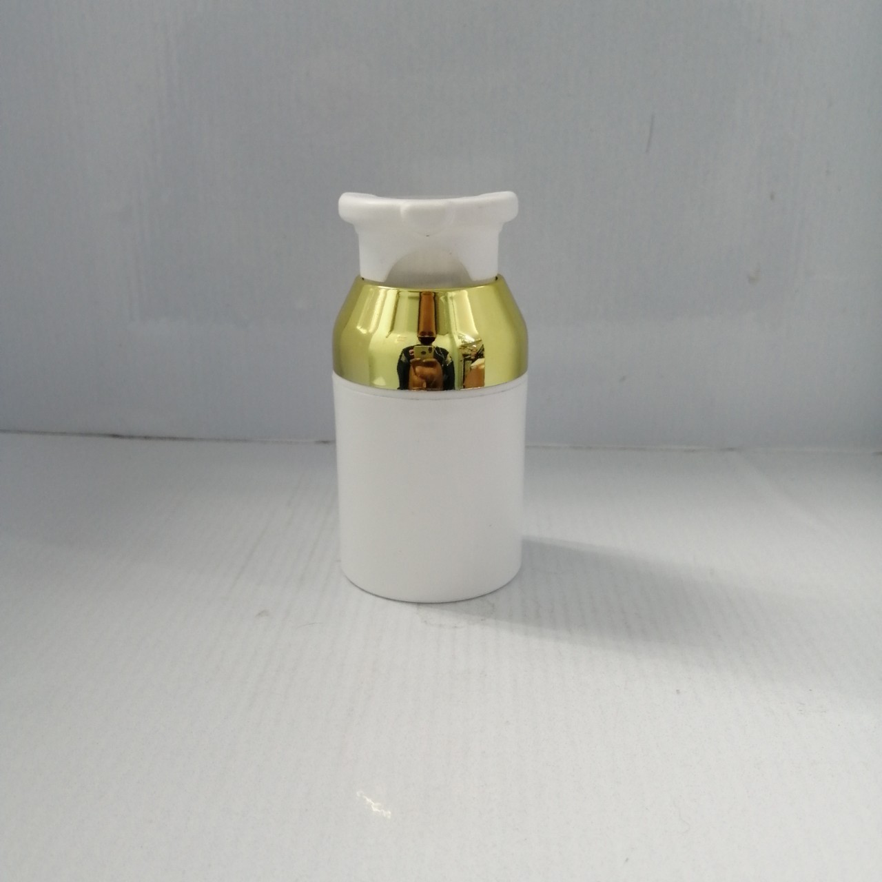 ขวดปั้มสูญญากาศ ขนาด30ml สูง8.5cm กว้าง4.4cm รุ่นDb73 ตัวขาวขอบทอง ขวดปั้มเจลแอลกอฮอล์ ขนาดพกพา ราคาถูก คุณภาพดี มีของพร้อมส่ง