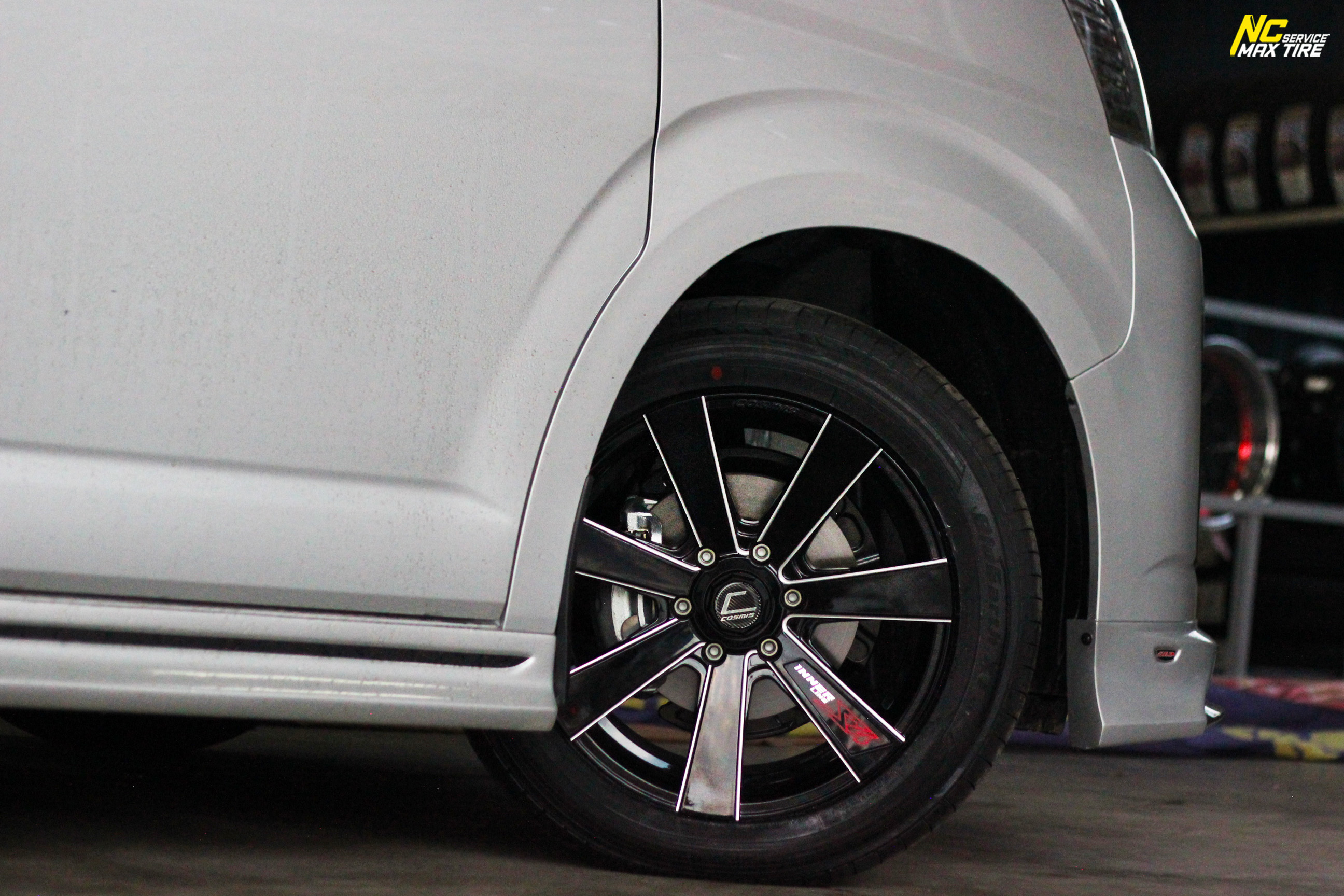 Toyota Commuter / รถตู้ / ล้อแม็กขอบ18 / Cosmis / Innerline / S4 / 18X8.5 6H139.7 ET35 / ล้อแม็กสีดำเงาCNCข้างก้าน / 7 ก้านทรงใบพัด
