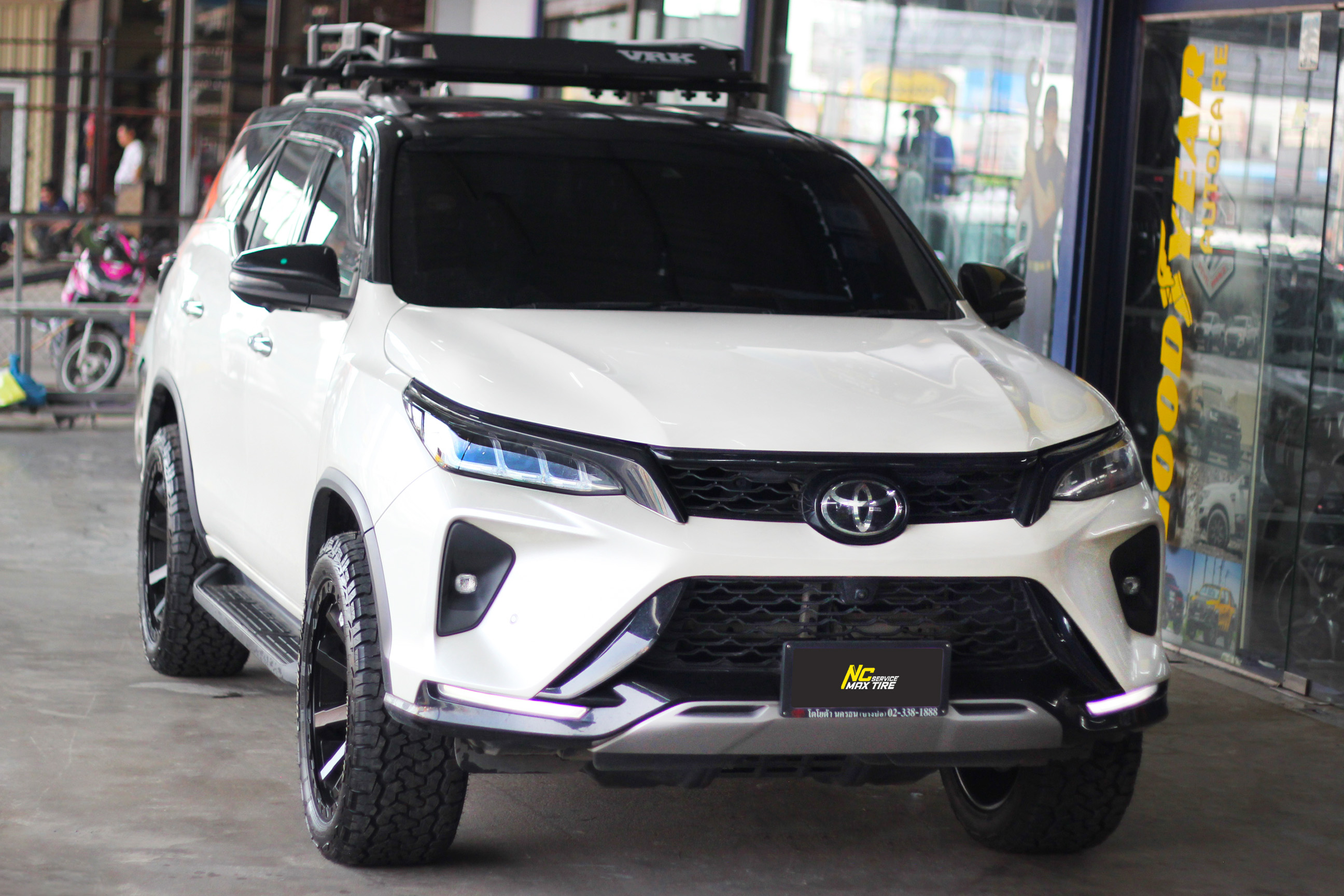 Toyota Fortuner / ล้อแม็กขอบ20 / CAPONE / AMERICAN OUTLAW / ล้อแม็กสีดำด้าน / SATIN BLACK / 20X9.0 6H139.7 ET5 / Cosmis Tire / Raptor AT / 265/50R20