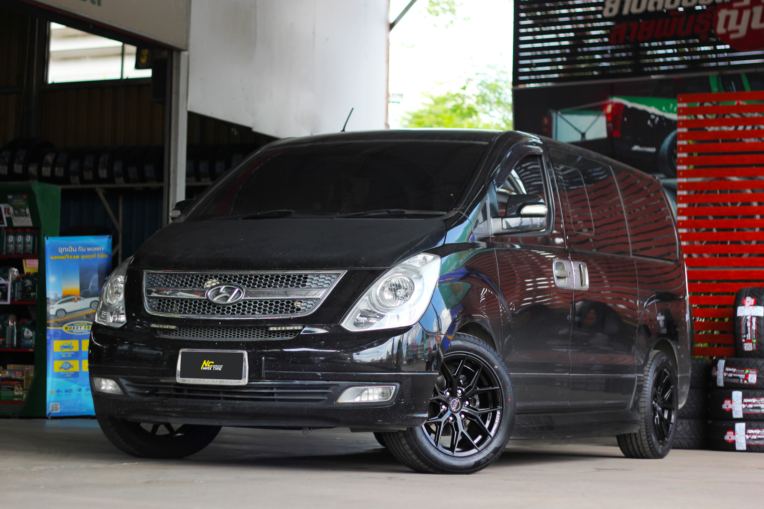 Hyundai H1 / ล้อแม็กขอบ18 / Cosmis / NAYA / ALPHA-6 / 18x8.0 6H139.7 ET35 / ล้อแม็กสีดำเงาทั้งวง / รถตู้