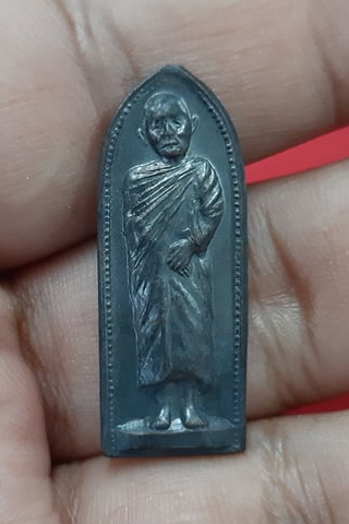 เหรียญยืน หลังรางปืนหลวงปู่แหวนสุจิณโณปี2517 สายอยู่ยงคงกระพัน ยิงไม่เข้า และมีตำนานอีกมากมาย