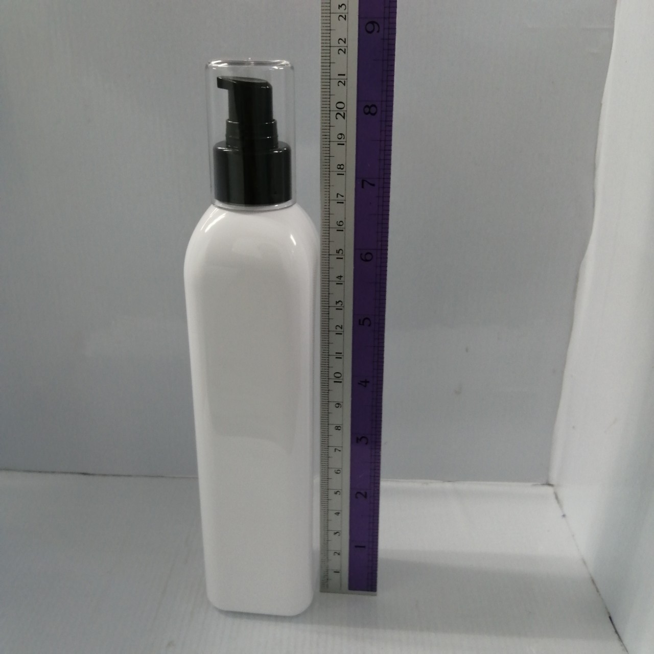 ขวดพลาสติกสีขาว ขนาด300ml พร้อมหัวปั้มเจลสีดำ สูง-ฝา 21.8cm กว้าง5.5cm รุ่นpet-lu ขวดปั้มเจลแอลกอฮอล์ ขวดพร้อมหัวปั้ม