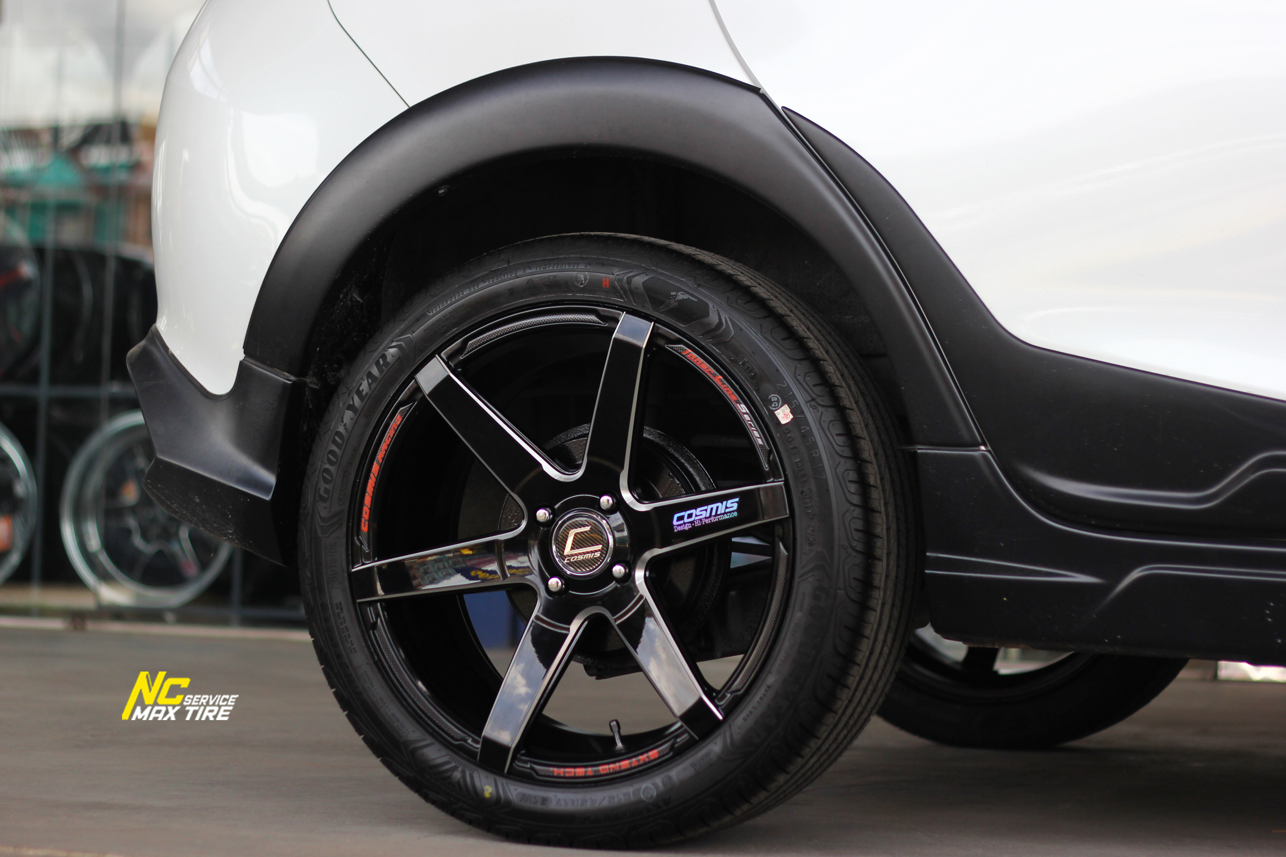 Toyota Yaris / ล้อแม็กขอบ17 / Cosmis / Innerline S1 / สีดำทั้งวงมิลลิ่งข้างก้าน / 17X7.5 4H100 ET28 / Goodyear / Assurance Triplemax2 / 215/45R17