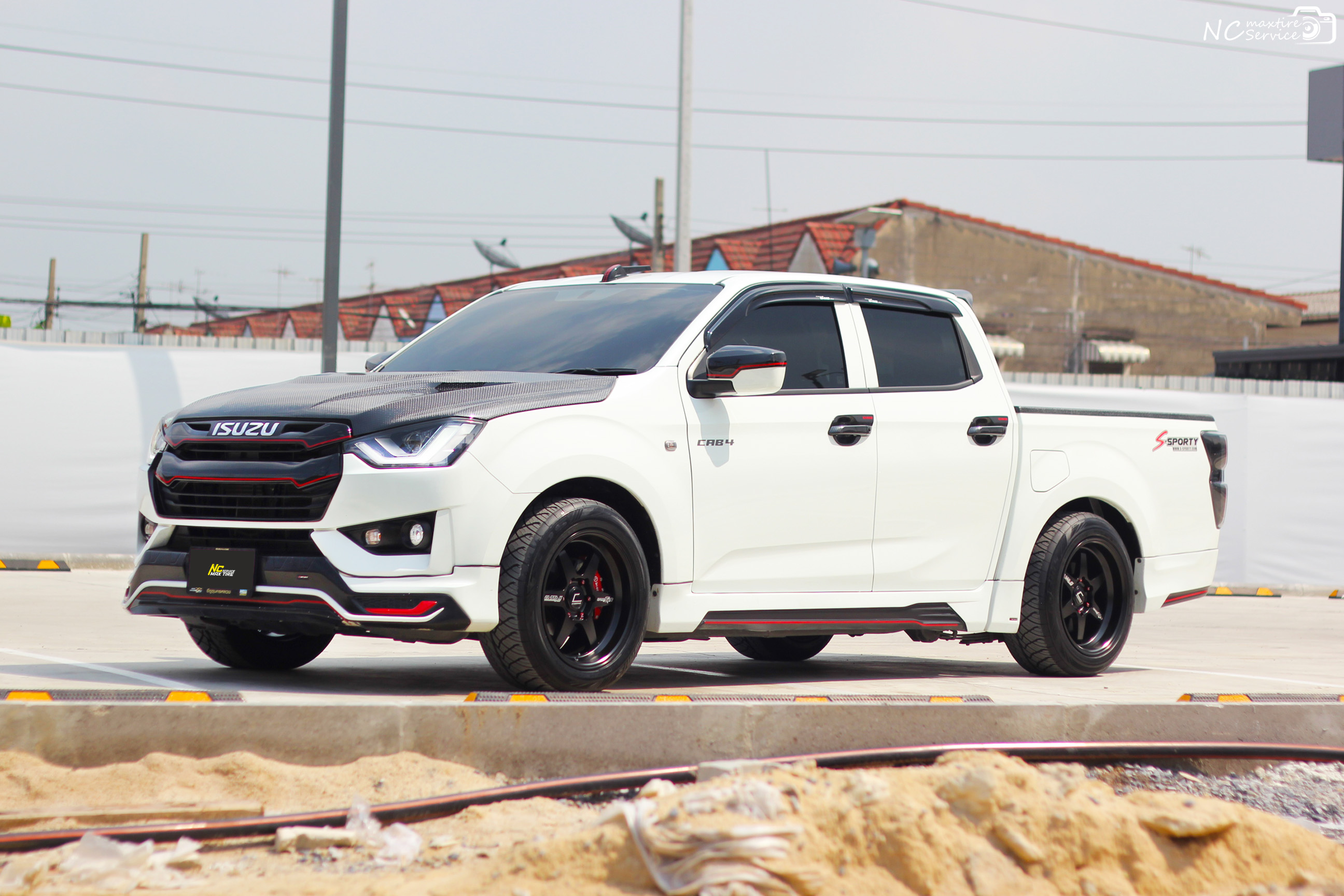 Isuzu D-max ตัวเตี้ย / ล้อแม็กขอบ18 / SPORTY / Cosmis / Fattah / Sport / SFR / 18x9.5/10.5 6H139.7 ET25/32 / T1RS / 255/50R18 / น็อตล้อCosmis