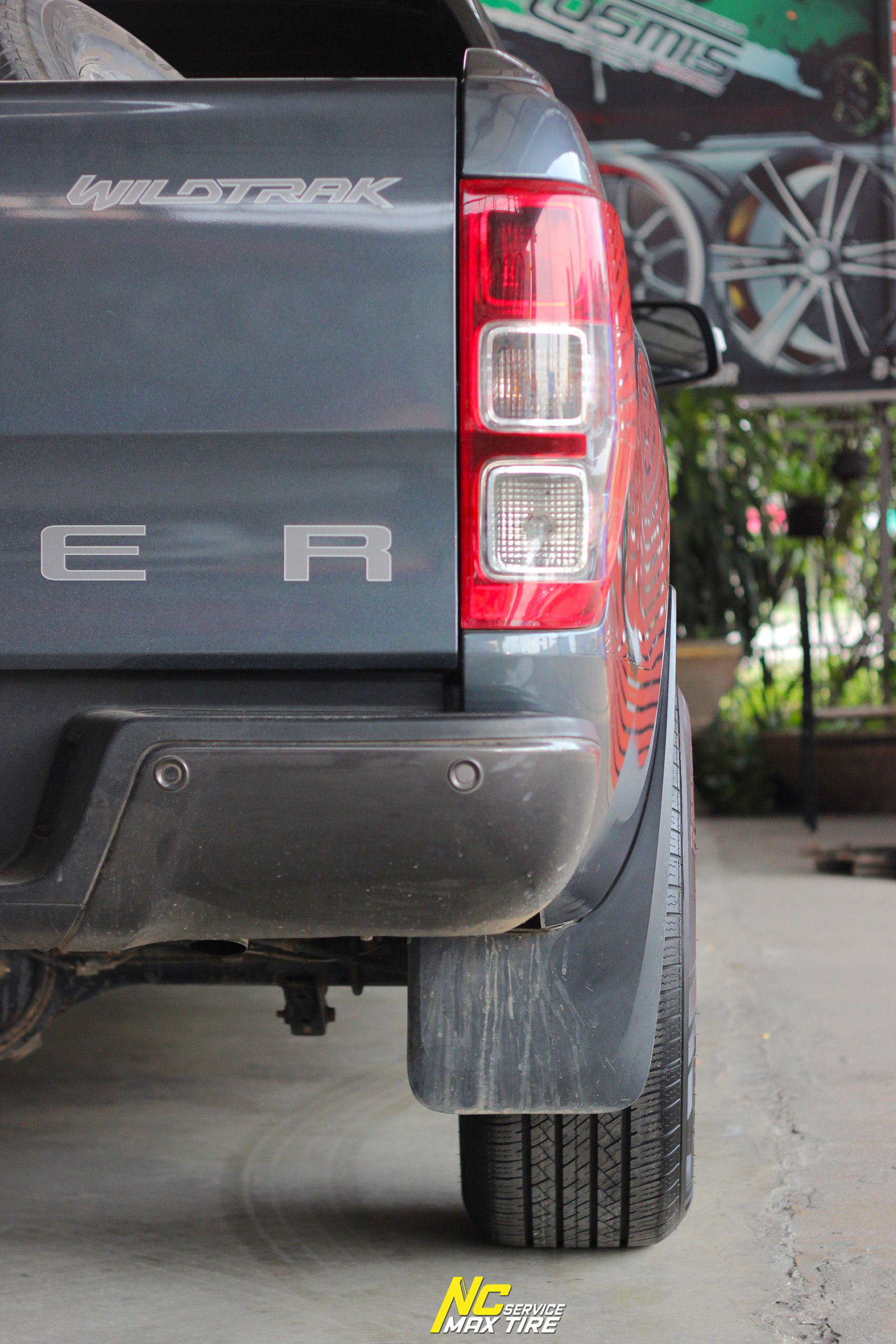 Ford Ranger / ล้อแม็กขอบ18 / Cosmis / Type-R / Revolution / 18x9.5 6H139.7 ET27 / ล้อแม็กสีดำเงาทั้งวง+มิลลิ่งข้างก้านแดง+เพลท / Raptor HT / 265/60R18