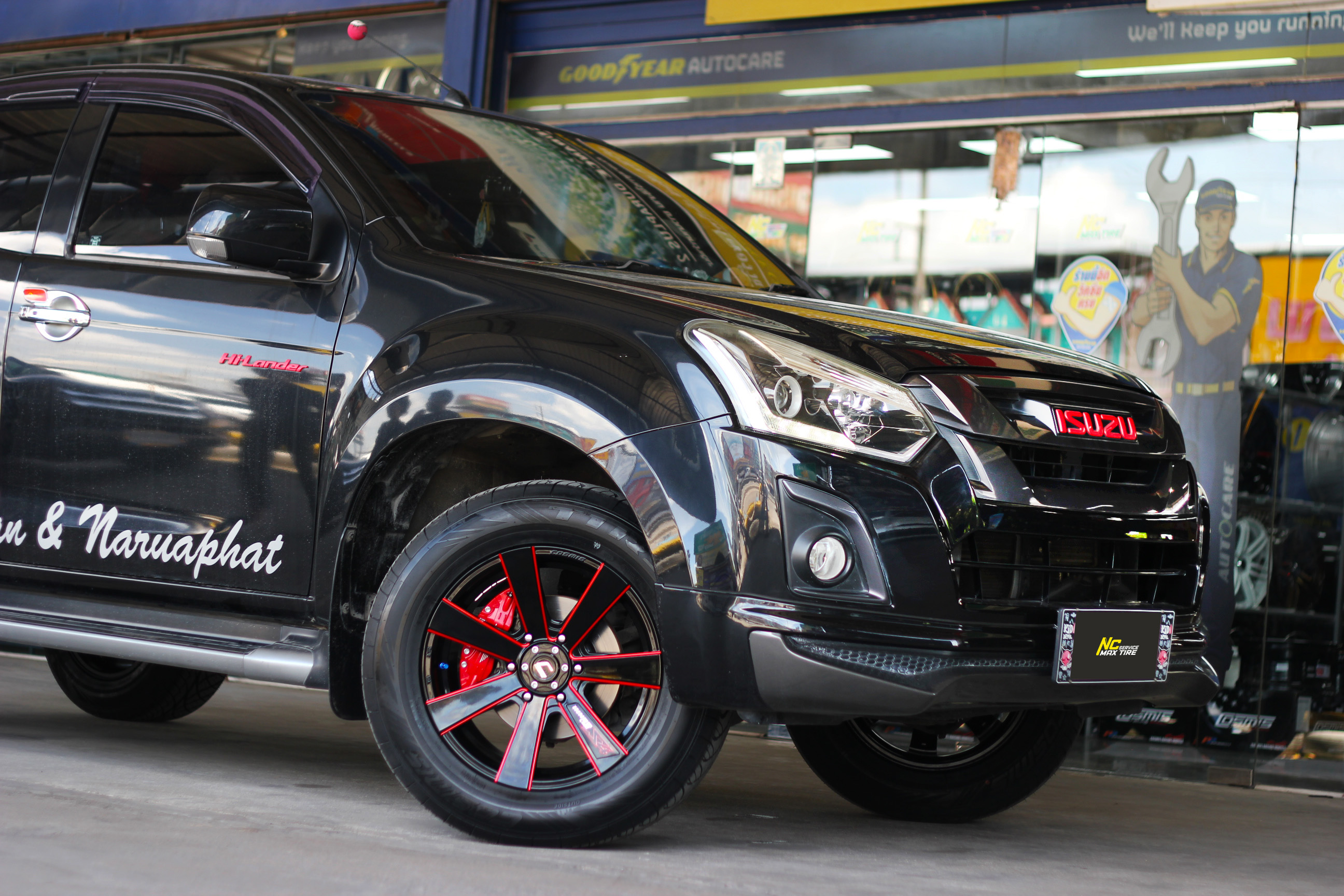 Isuzu D-max ตัวสูง / ล้อแม็กขอบ18 / Cosmis / InnerlineS4 / ล้อแม็ก7ก้านทรงใบพัด / ล้อแม็กสีดำCNCข้างก้านแดง / 18x8.5 6H139.7 ET35