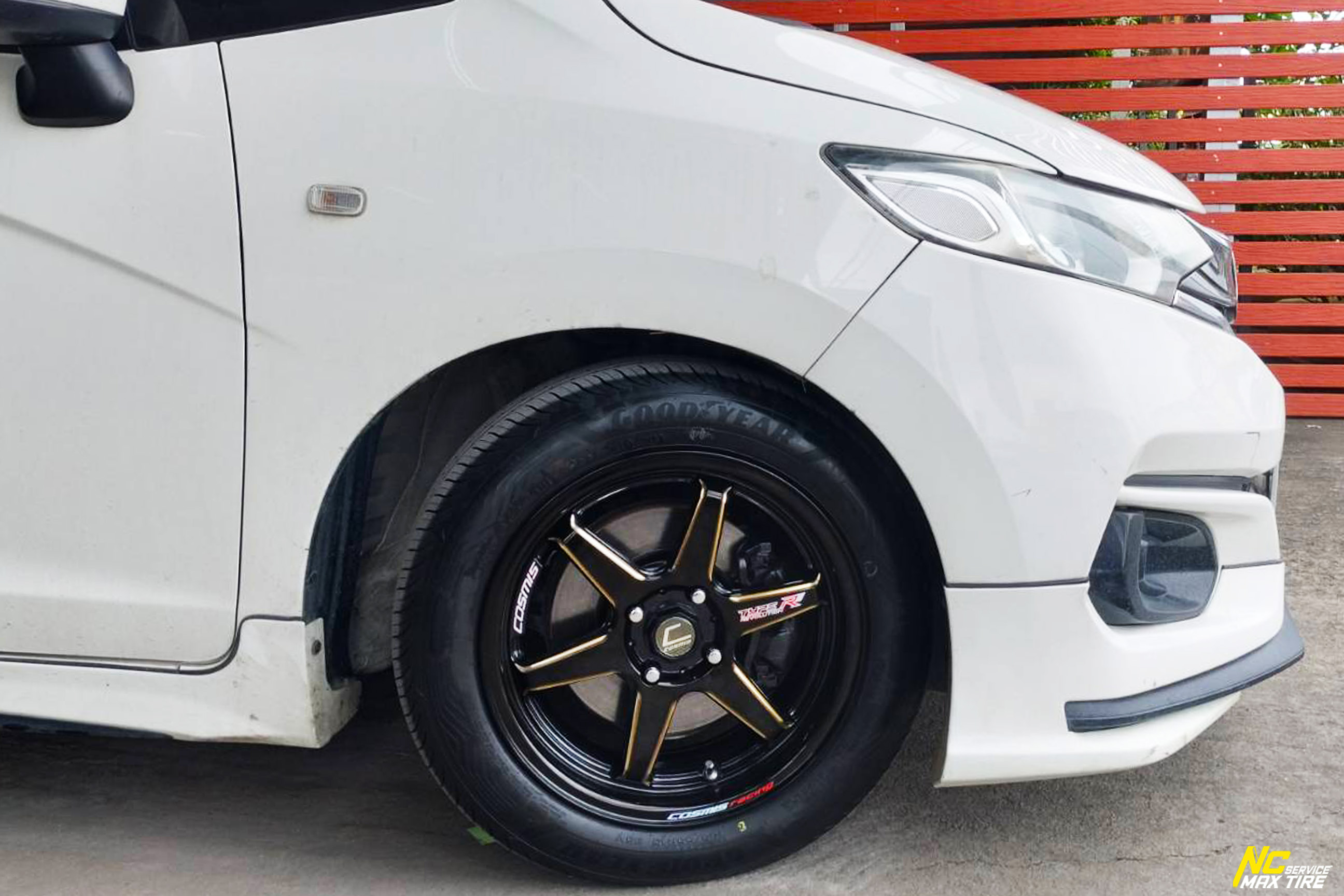 Honda Jazz / ล้อแม็กสำหรับเก๋งซิตี้คาร์ / อีโค่คาร์ / CityCar / EcoCar / ล้อแม็กขอบ15 / Cosmis / Type-R / Revolution / 15X7.0 4h100 ET35 / Goodyear / ASSURANCE MAXGUARD / 195/55R15