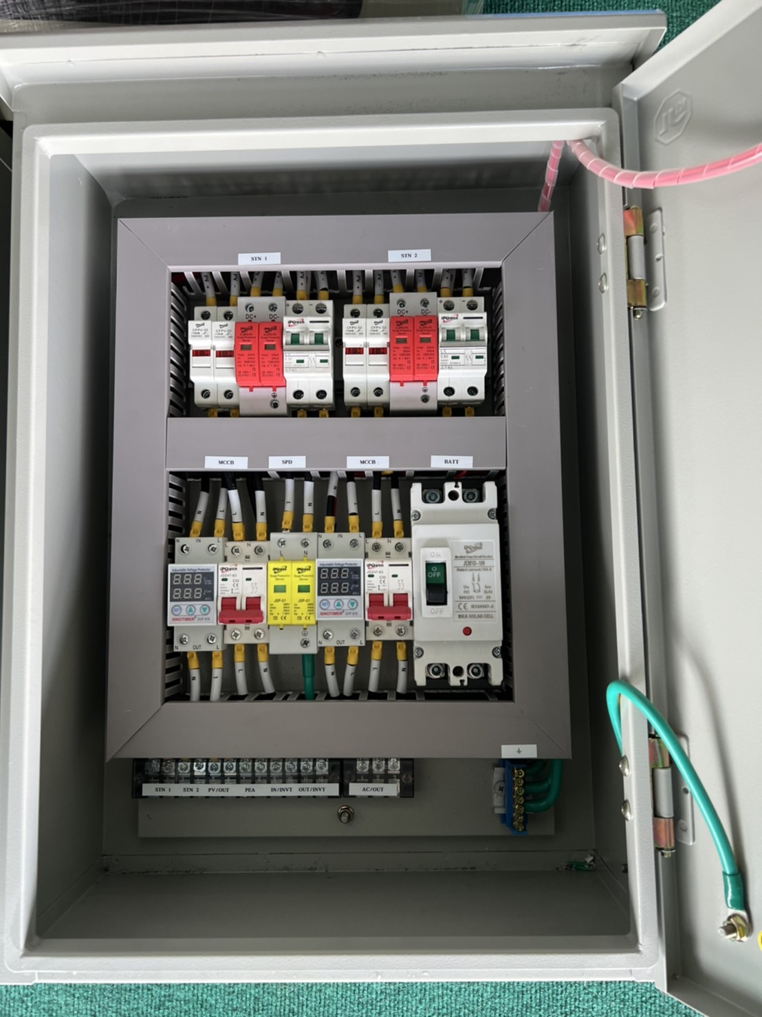 ตู้คอมบายเนอร์ Off grid solar combiner AC/DC 2 string สำหรับระบบออฟกริดไฮบริด 3.5kw-5kw. 2สติง + Sinotimer63A เบรคเกอร์แบต 100A ชิ้น 2021-07-27 09:27:09 2023-12-01 14:56:44