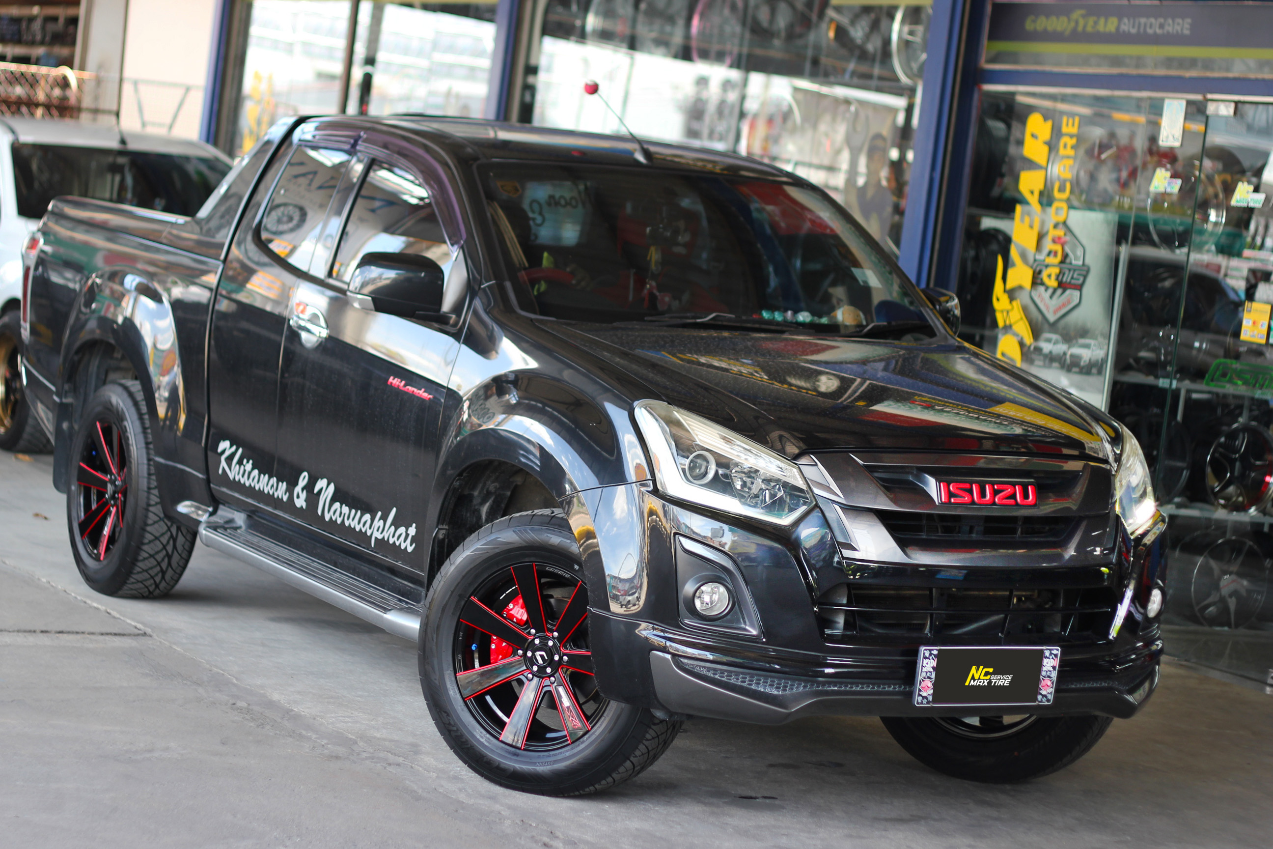 Isuzu D-max ตัวสูง / ล้อแม็กขอบ18 / Cosmis / InnerlineS4 / ล้อแม็ก7ก้านทรงใบพัด / ล้อแม็กสีดำCNCข้างก้านแดง / 18x8.5 6H139.7 ET35