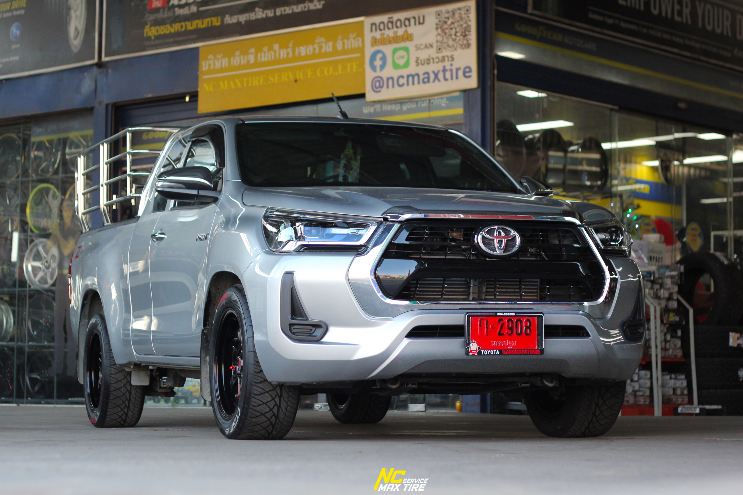 Toyota Hilux Revo / กระบะตัวเตี้ย / ล้อแม็กขอบ18 / Cosmis / Type-R / Revolution / 18x8.5 5H113 ET22 / ล้อแม็กสีดำเงาทั้งวง+CNCตัวหนังสือแดง / T1RS / 255/50R18