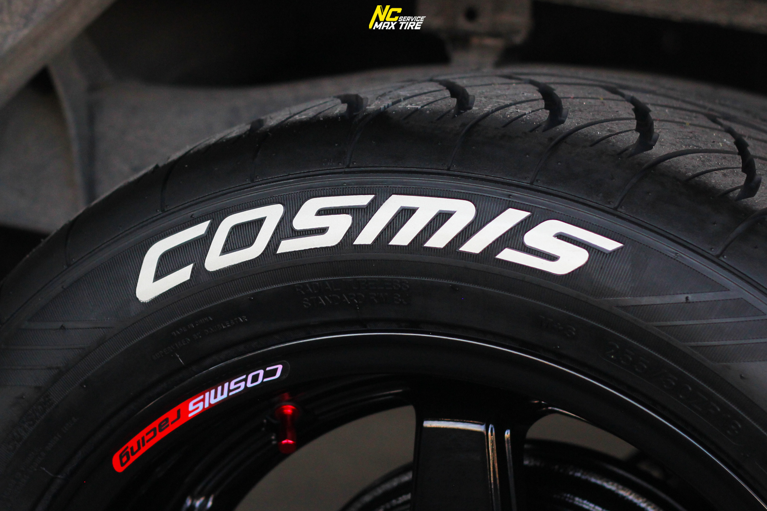 Toyota Hilux Revo / กระบะตัวเตี้ย / ล้อแม็กขอบ18 / Cosmis / Type-R / Revolution / 18x8.5 5H113 ET22 / ล้อแม็กสีดำเงาทั้งวง+CNCตัวหนังสือแดง / T1RS / 255/50R18