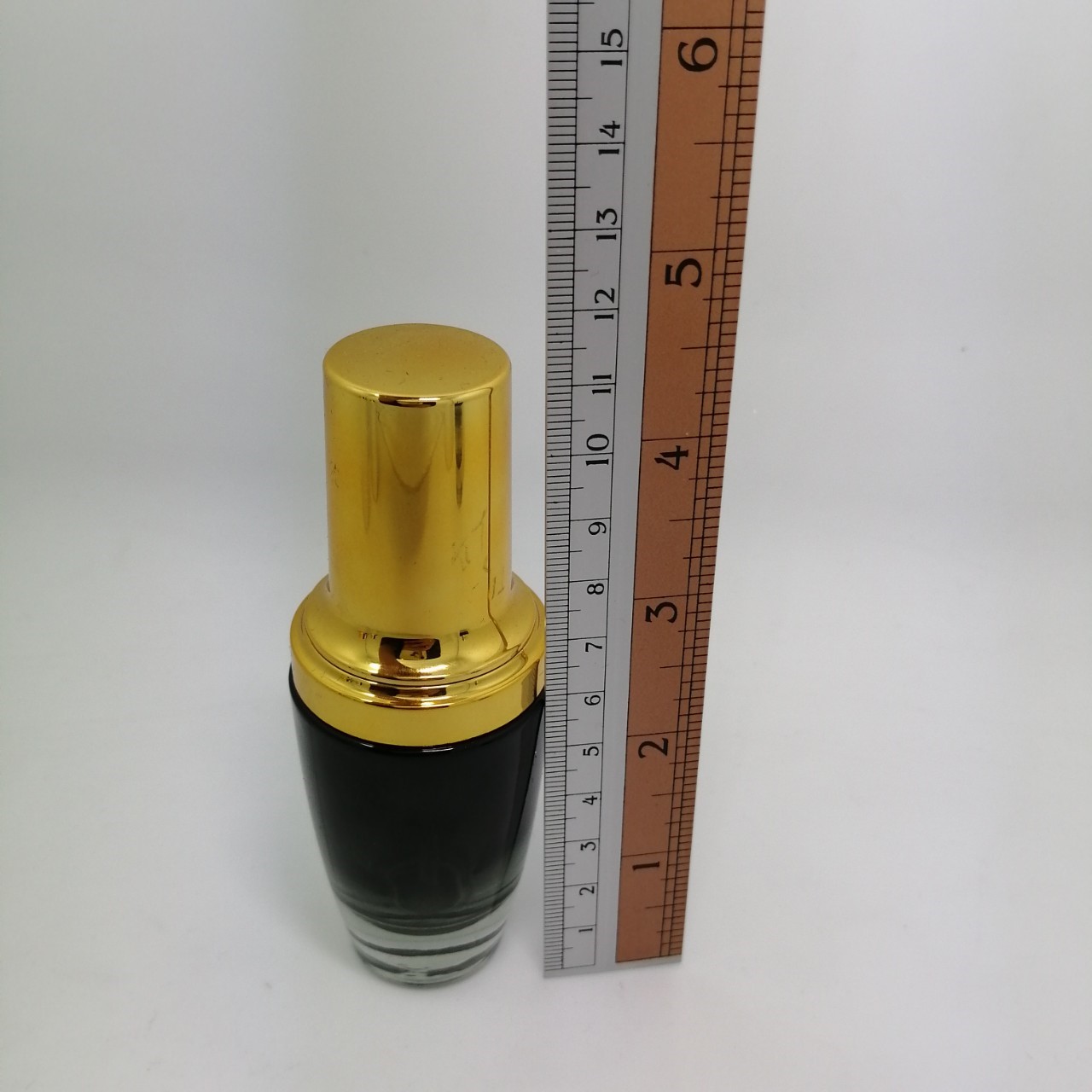 ขวดแก้วดำทรงโอ่งผอม หัวปั้มทอง ขนาด 15 ml.