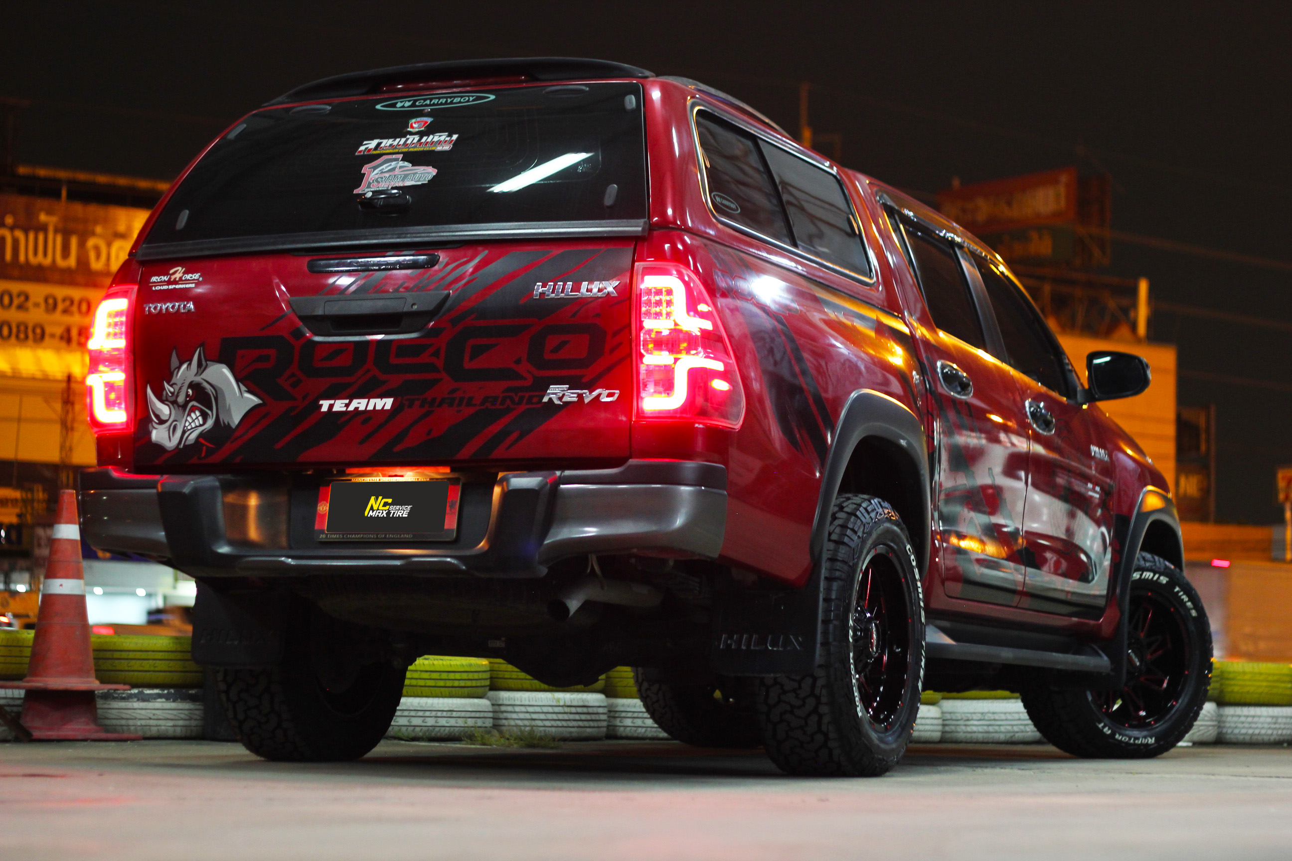 Toyota Hilux Revo Rocco / ล้อแม็กขอบ18 / Cosmis / Devil / SPIN-82 / 18x9.0 2X130H139.7 ET0 / สีดำCNCข้างก้านแดง+CNCตัวหนังสือ / Raptor AT / 265/60R18 / OffRoad