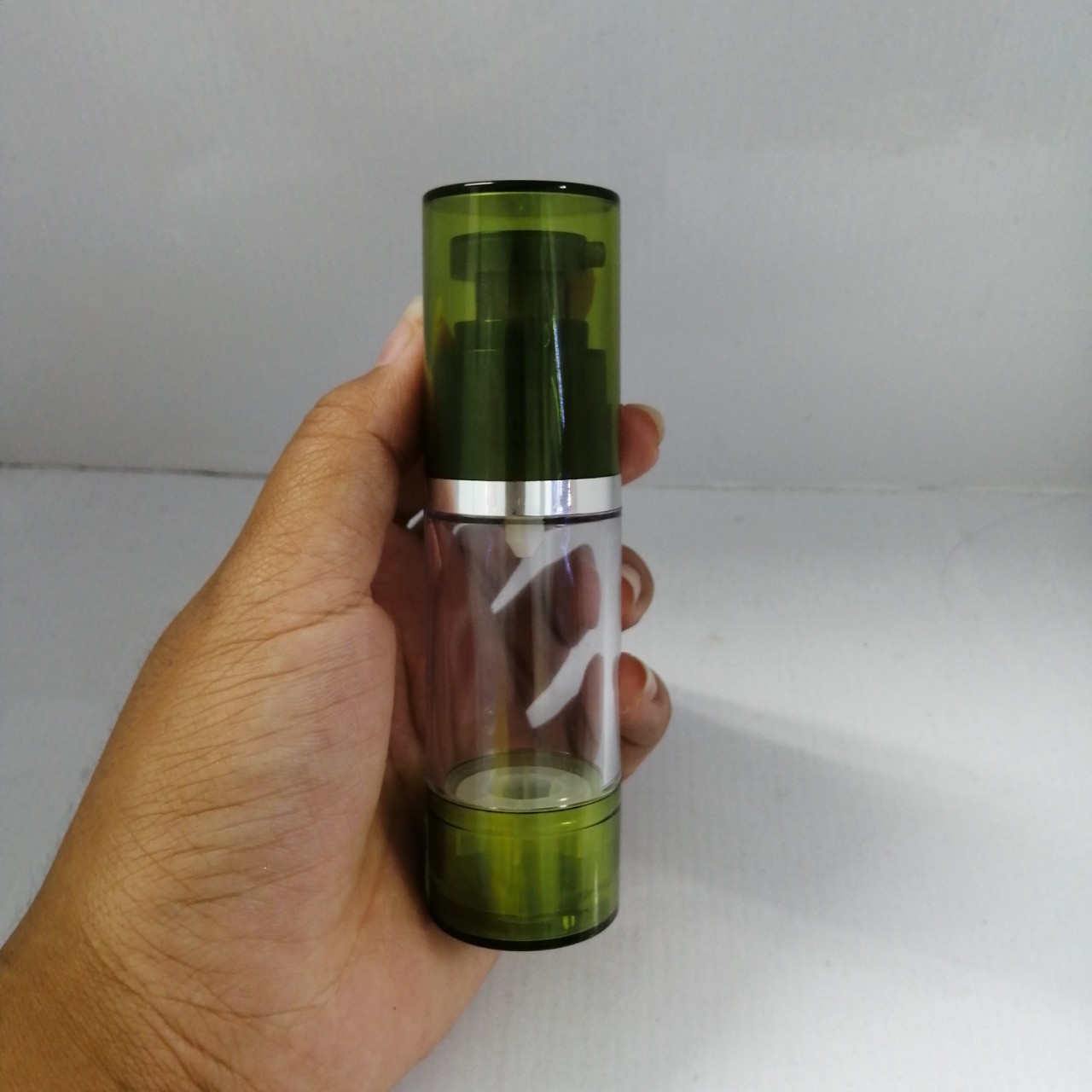 ขวดปั้มเจล ขนาด30ml สูง11.9cm กว้าง3.3cm รุ่นva01 สีเขียว ขวดปั้มสูญญากาศ ขวดปั้มเจล ขวดราคาส่ง
