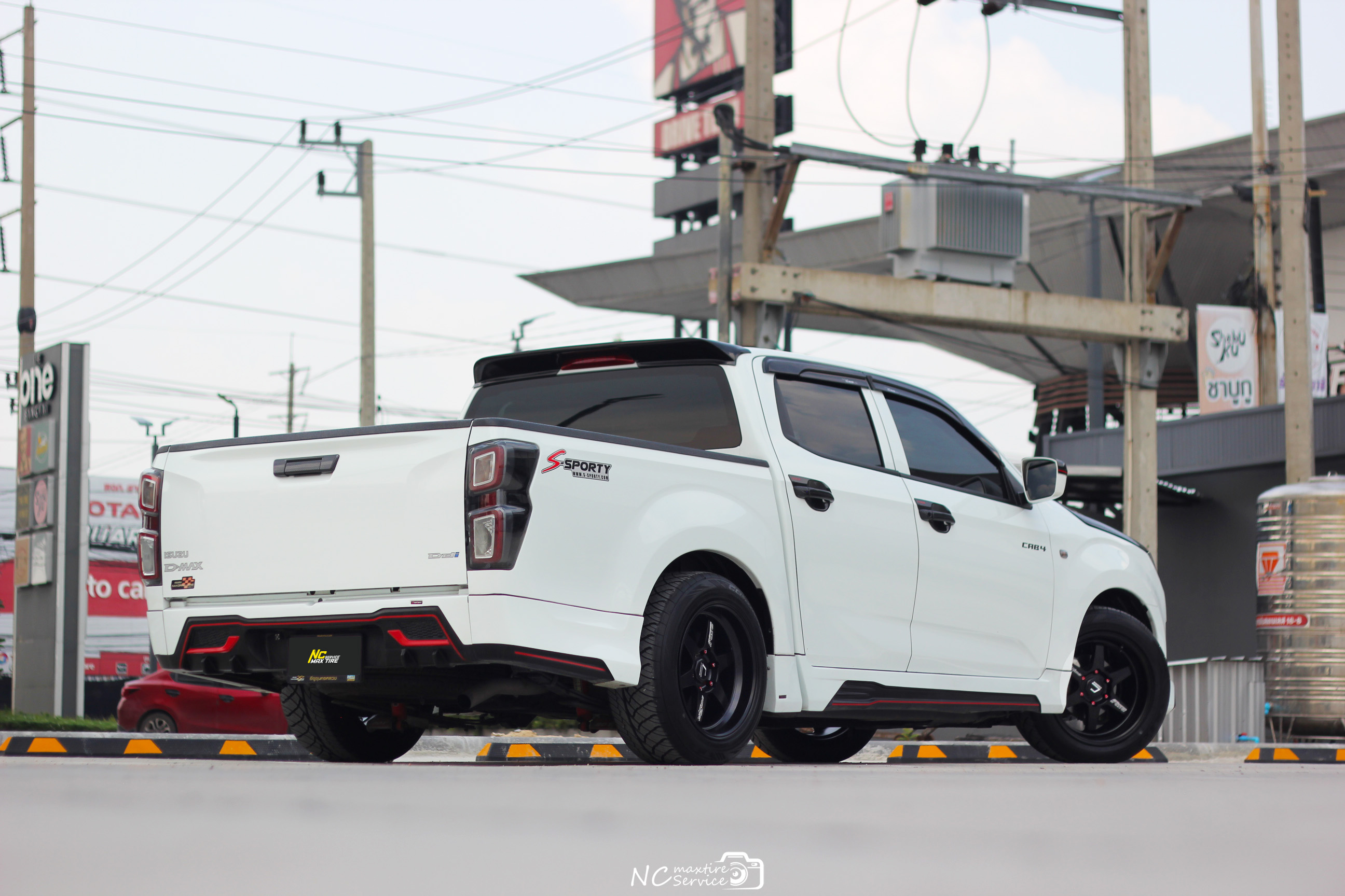 Isuzu D-max ตัวเตี้ย / ล้อแม็กขอบ18 / SPORTY / Cosmis / Fattah / Sport / SFR / 18x9.5/10.5 6H139.7 ET25/32 / T1RS / 255/50R18 / น็อตล้อCosmis