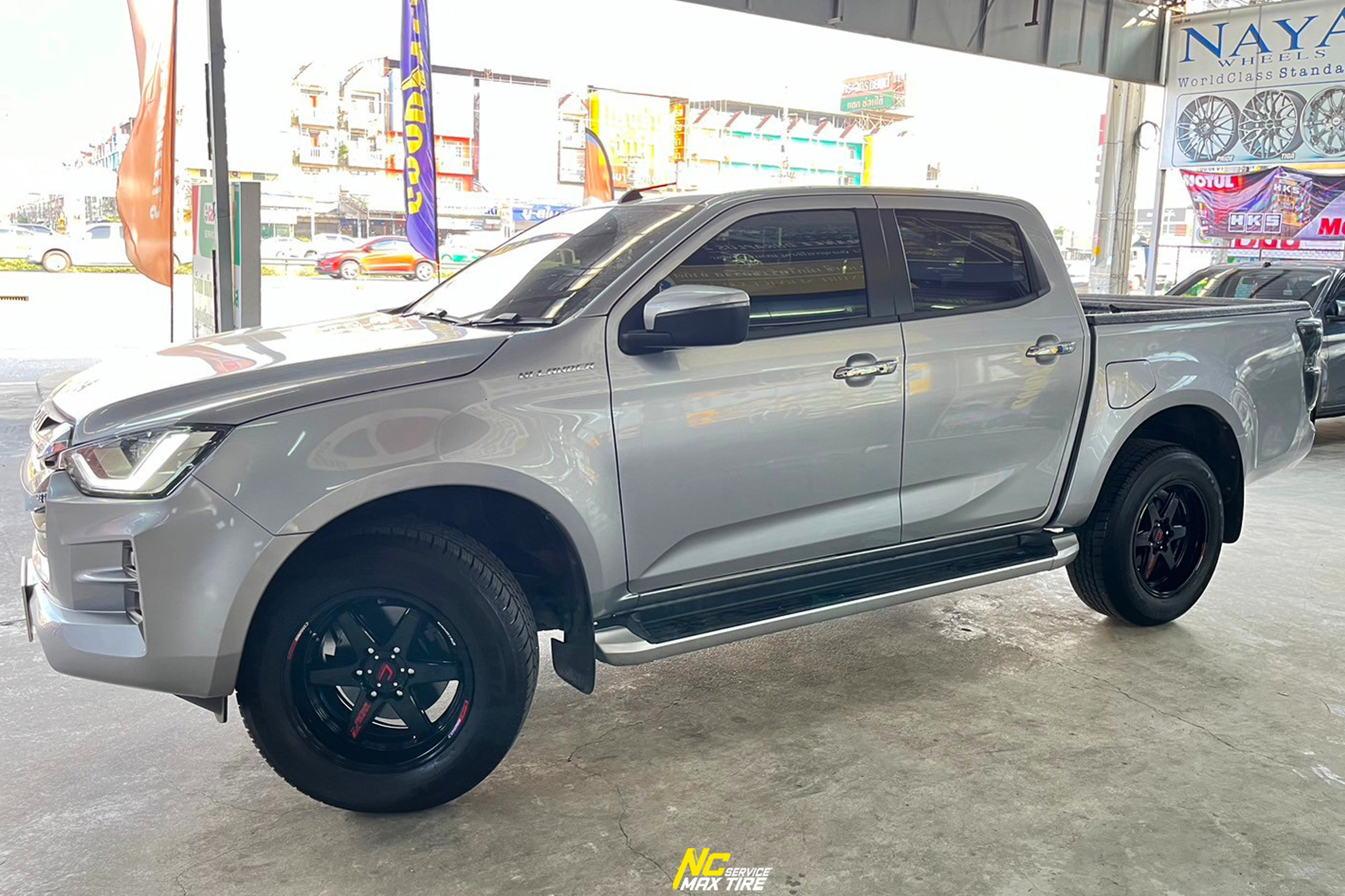 Isuzu D-Max / ล้อแม็กขอบ18 / Cosmis / Type-R / Revolution / 18X9.5 6H139.7 ET25 / ล้อแม็กสีดำเงาทั้งวง / ล้อแม็กสำหรับรถกระบะ