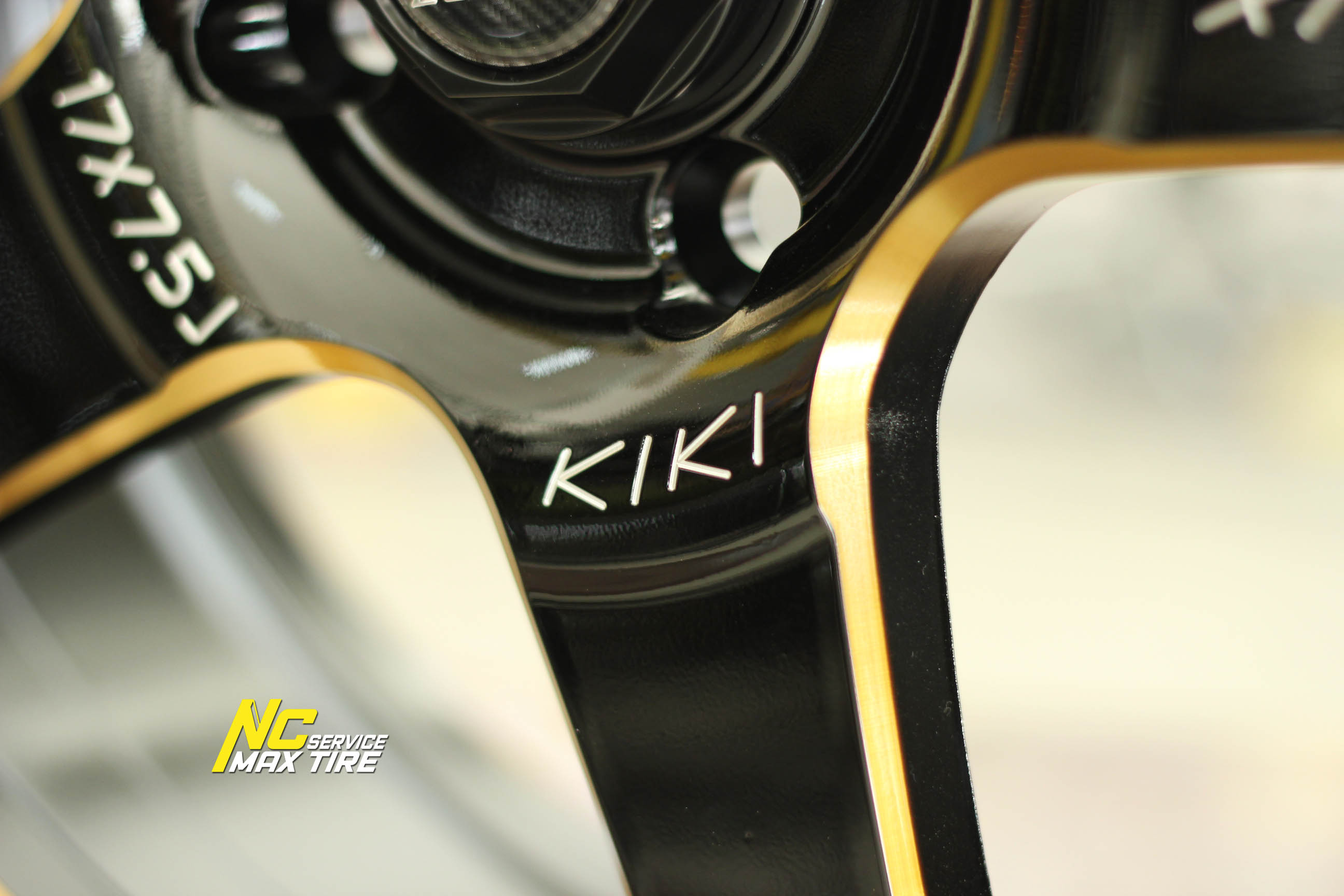 ล้อแม็กขอบ17 / COSMIS XT-005R / สีดำขอบทอง / สำหรับรถเก๋ง (ราคาต่อวง) / 17x7.5 4H100 ET30