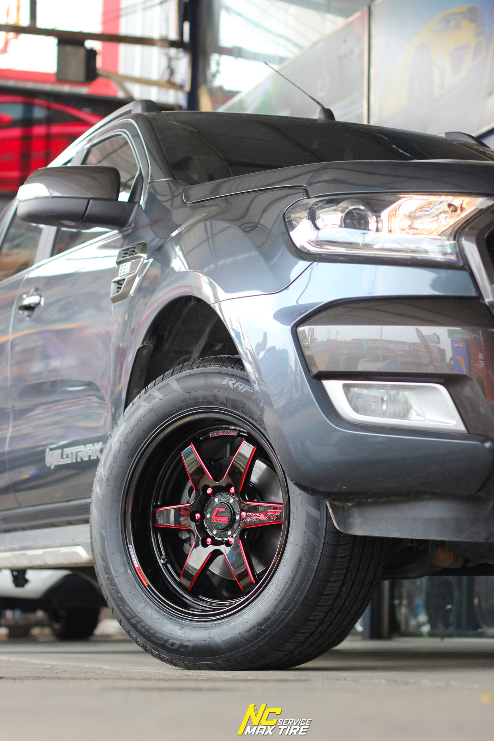 Ford Ranger / ล้อแม็กขอบ18 / Cosmis / Type-R / Revolution / 18x9.5 6H139.7 ET27 / ล้อแม็กสีดำเงาทั้งวง+มิลลิ่งข้างก้านแดง+เพลท / Raptor HT / 265/60R18