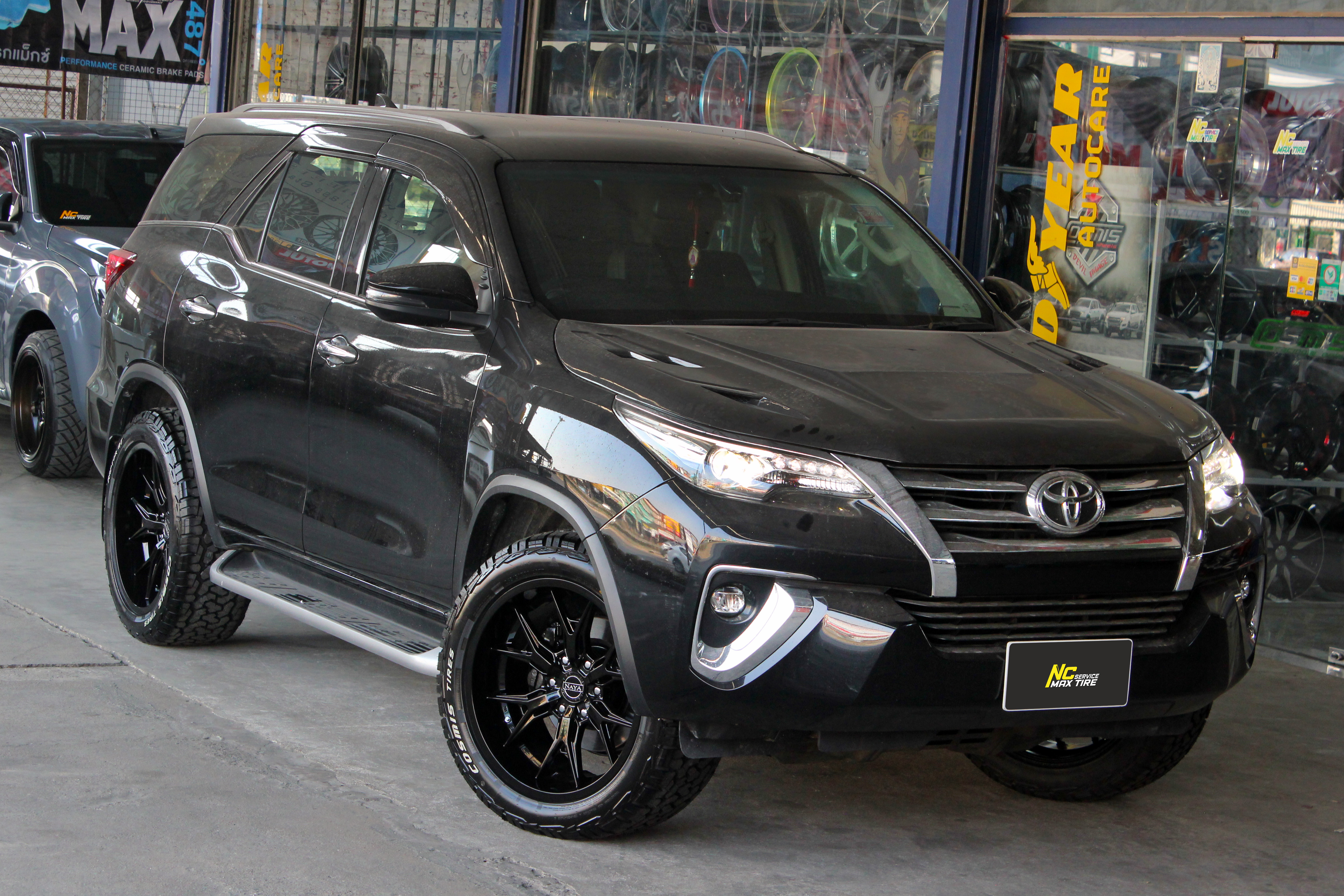 Toyota Fortuner / ล้อแม็กขอบ20 / NAYA / Alpha-T6 / ล้อแม็กสีดำเงาทั้งวง / Raptor AT / 265/50R20 / NCmaxtireService