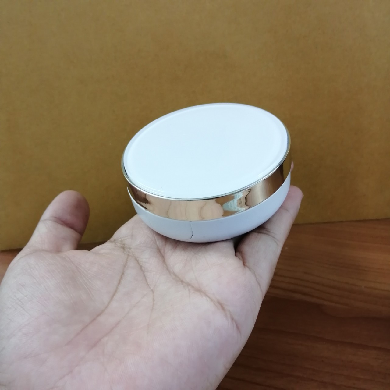 ตลับคุชชั่น ขนาด15กรัม ตัวขาวขอบทอง แถมพัฟ พร้อมถ้วยใส่คุชชั่น มีของรอจัดส่ง จำนวนมาก