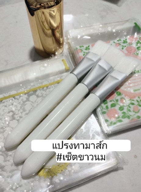 แปรงทามาส์กหน้า 1 เซต มี 3 ชิ้น ด้ามจับสีขาวนม สะอาด เหมาะสำหรับร้านสปา คลินิค