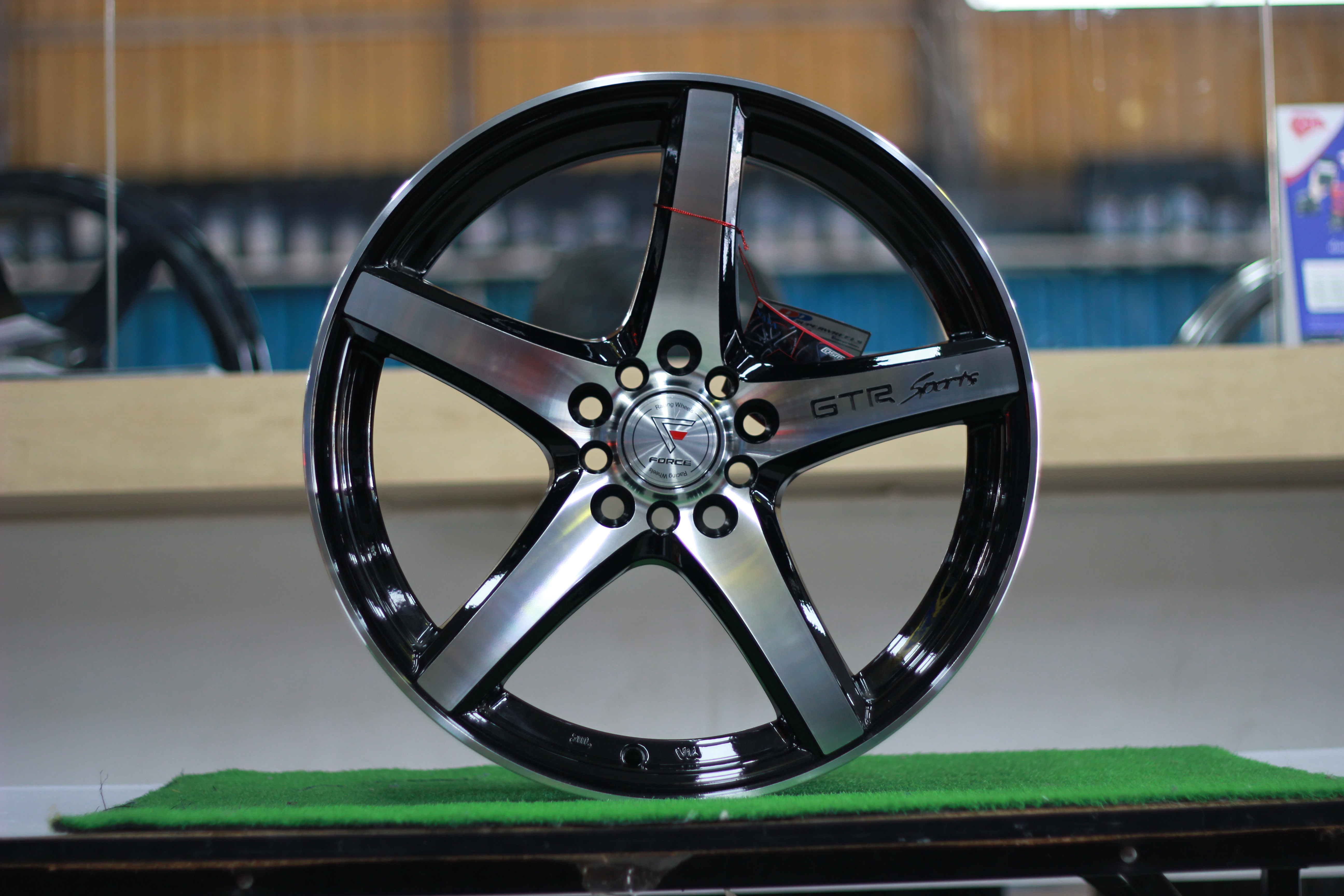 ล้อแม็กขอบ17 COSMIS GTR-5V สีหน้าเงาร่องดำ สำหรับรถเก๋งที่หาสเปคใส่ยาก (ราคา4วง)