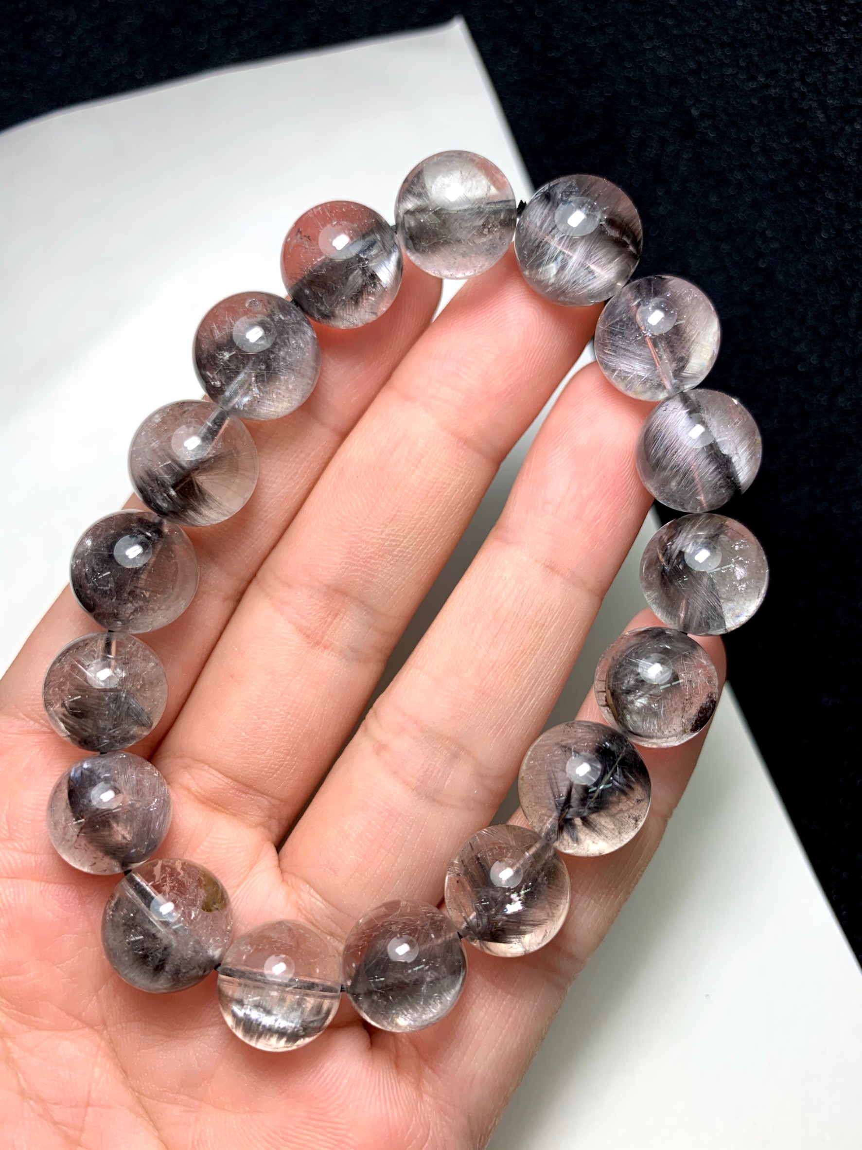 ไหมแพลตินัม (Platinum quartz) เป็นไหมสีเงินสวยเฉียบเป็นแผ่นแร่ หายาก มีมูลค่าสูง