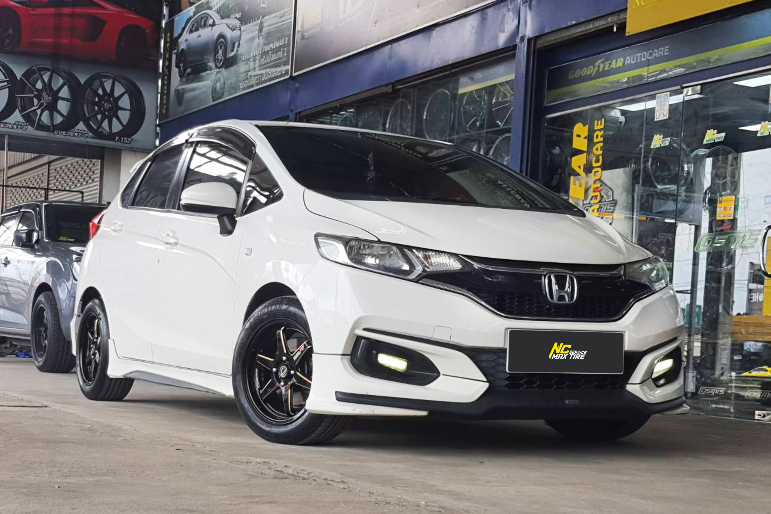 Honda Jazz / ล้อแม็กสำหรับเก๋งซิตี้คาร์ / อีโค่คาร์ / CityCar / EcoCar / ล้อแม็กขอบ15 / Cosmis / Type-R / Revolution / 15X7.0 4h100 ET35 / Goodyear / ASSURANCE MAXGUARD / 195/55R15