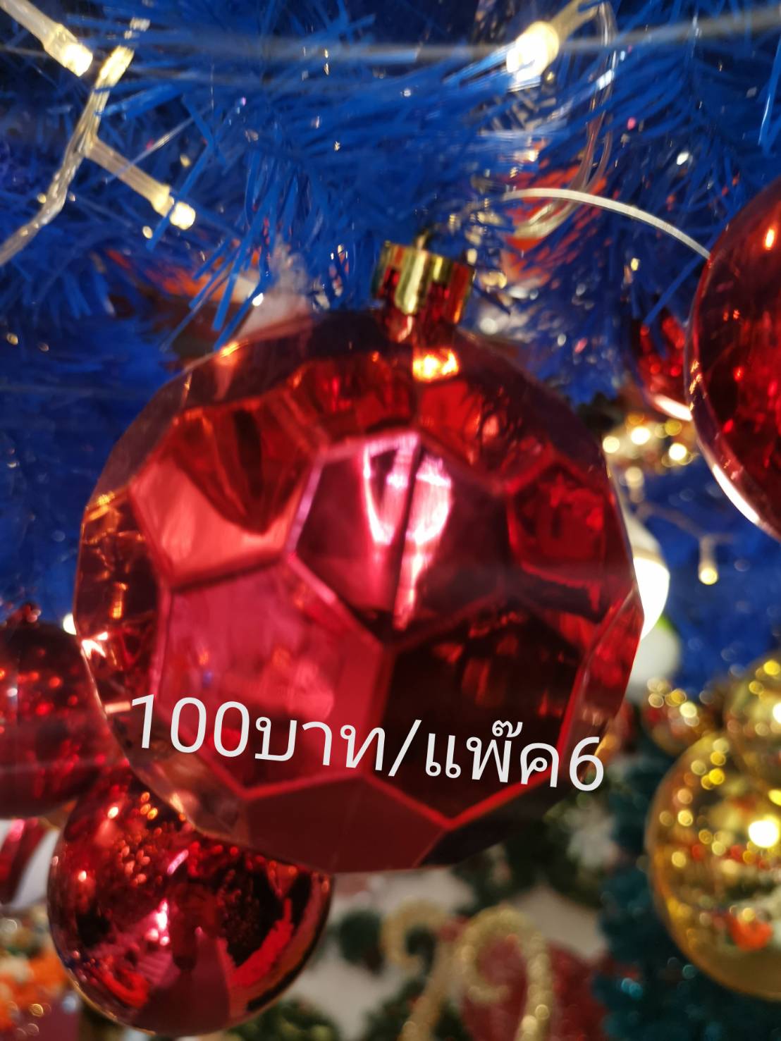 ลูกบอลคริสต์มาสสีแดง ชนิด เหลี่ยม สวยๆ สินค้าตกแต่งเพิ่มเติมสีสันให้กับต้นคริสต์มาสที่คุณจัดแต่ง