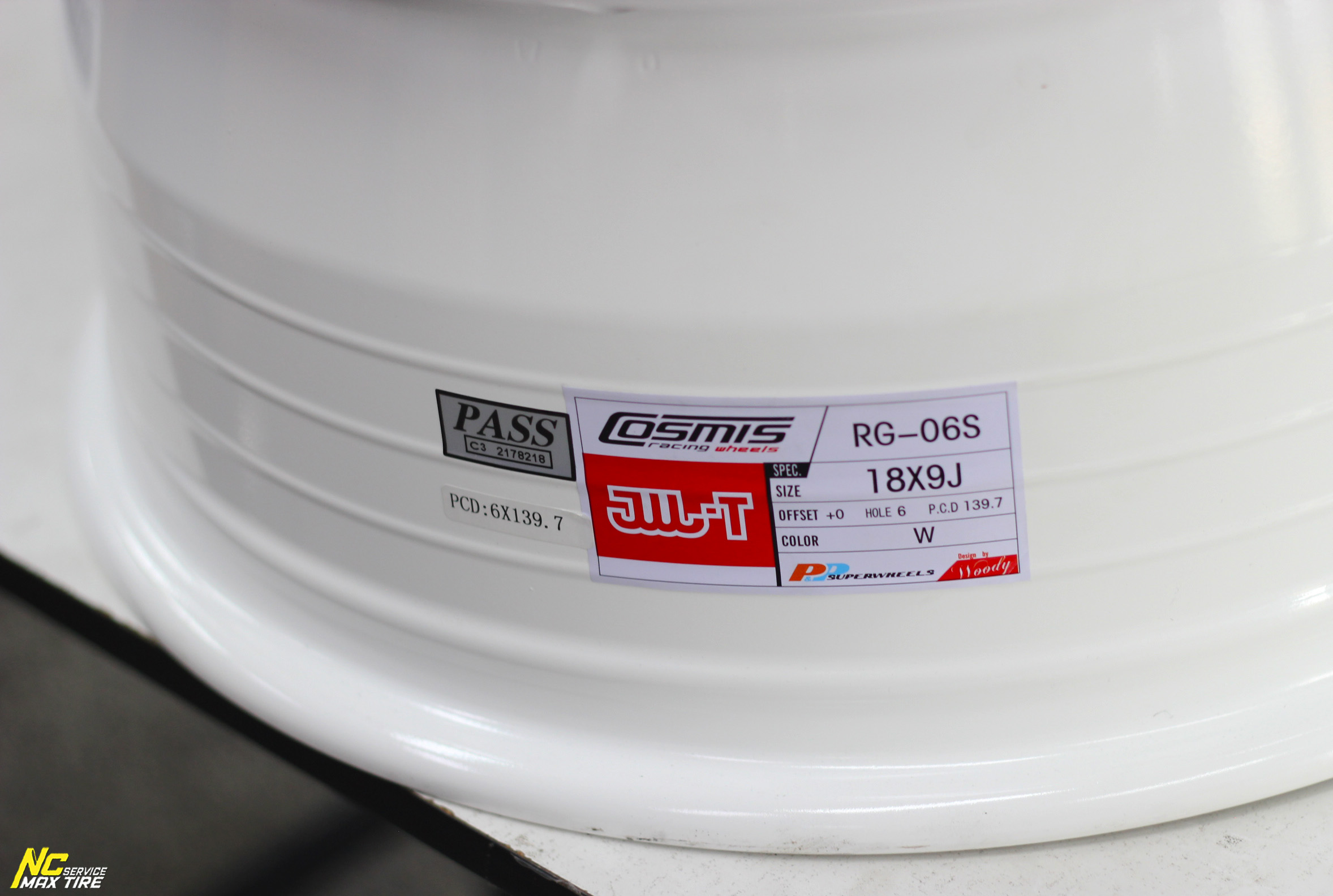 ล้อแม็กขอบ18 / Cosmis / RG06S / ล้อแม็กสีขาว / 18×9.0 6H139.7 ET0