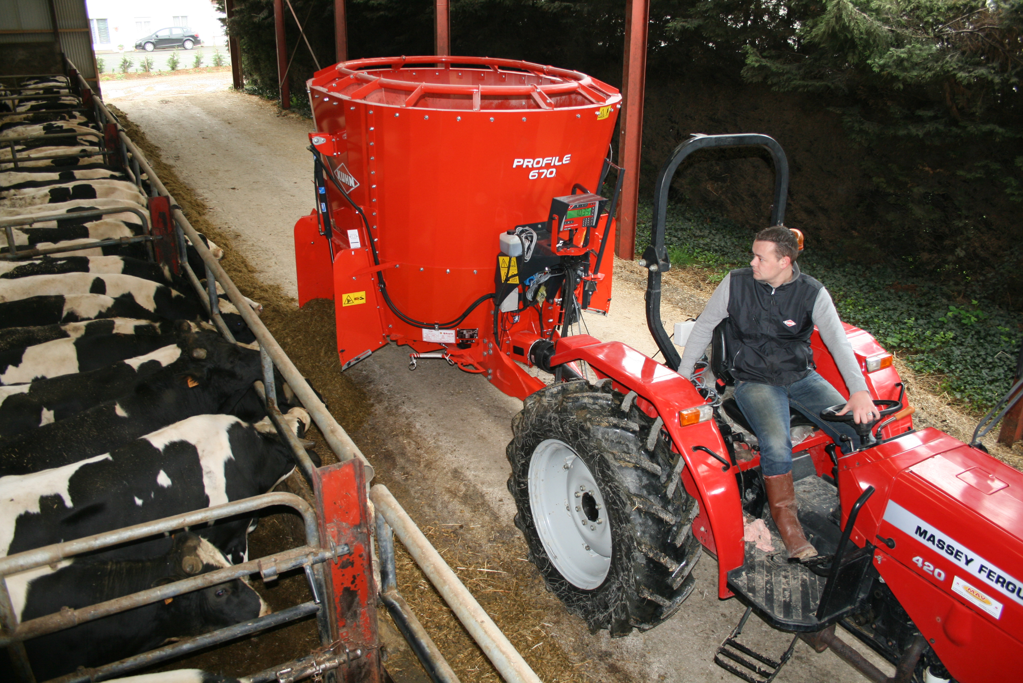 เครื่องผสมอาหาร TMR ทีเอ็มอาร์ อาหารวัวนม วัวเนื้อ แบรนKuhn BY JPTTRACTOR