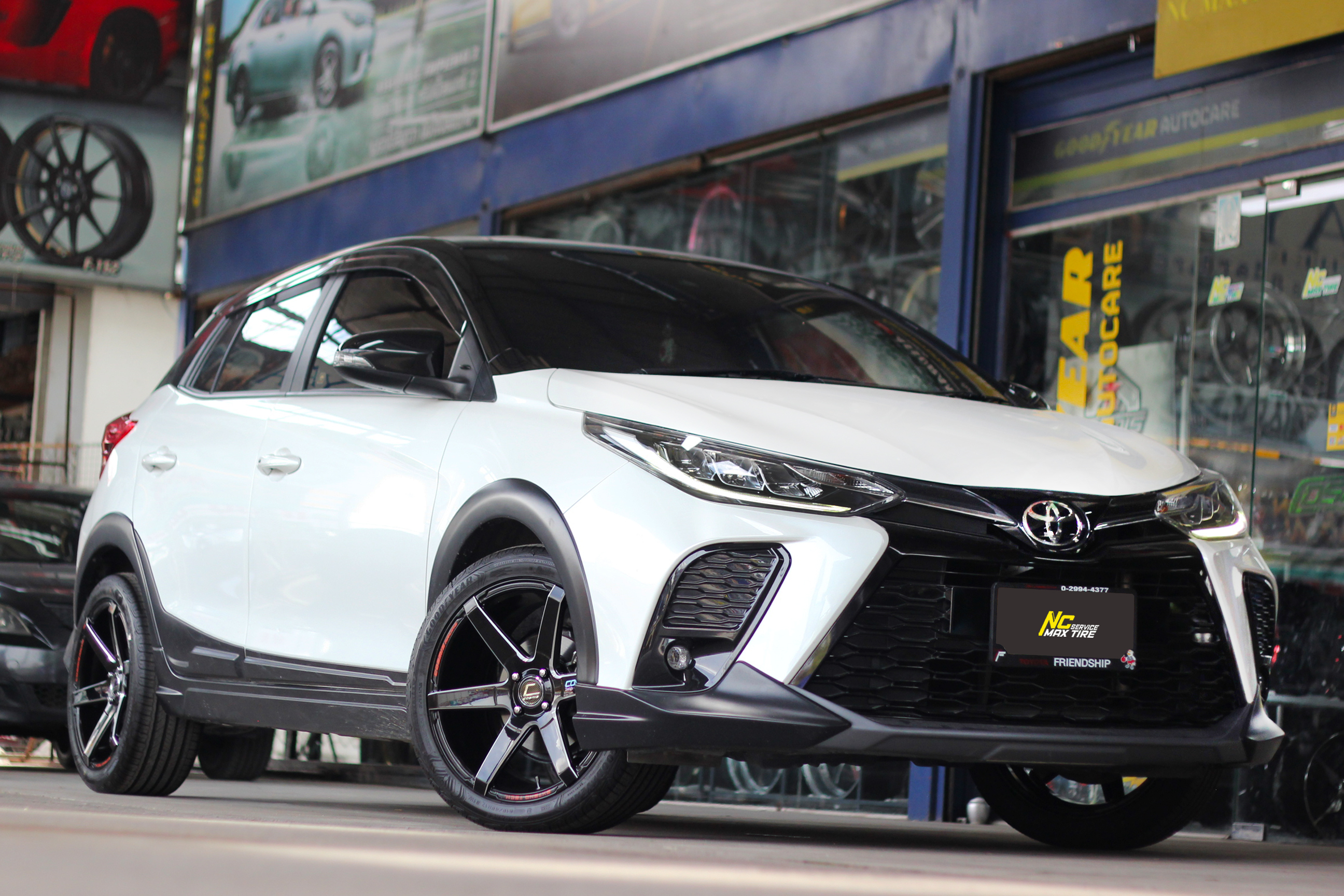 Toyota Yaris / ล้อแม็กขอบ17 / Cosmis / Innerline S1 / สีดำทั้งวงมิลลิ่งข้างก้าน / 17X7.5 4H100 ET28 / Goodyear / Assurance Triplemax2 / 215/45R17