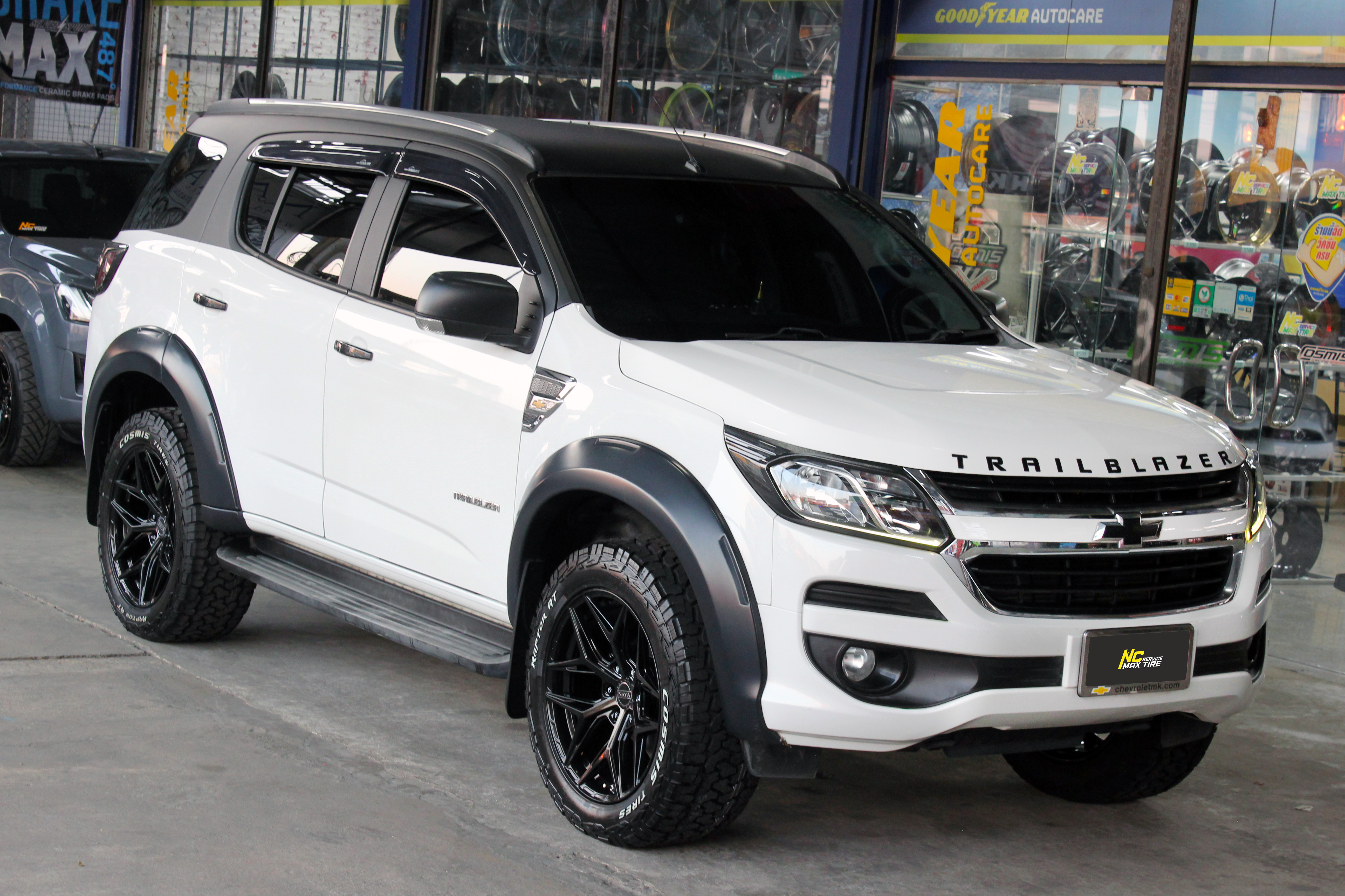 CHEVROLET TRIBRAZER / ล้อแม็กขอบ20 / Cosmis / NAYA / ALPHA-F6 / 20x9.5 6H139.7 ET22 / ล้อแม็กสีดำเงาทั้งวง / Raptor AT / 275/55R20