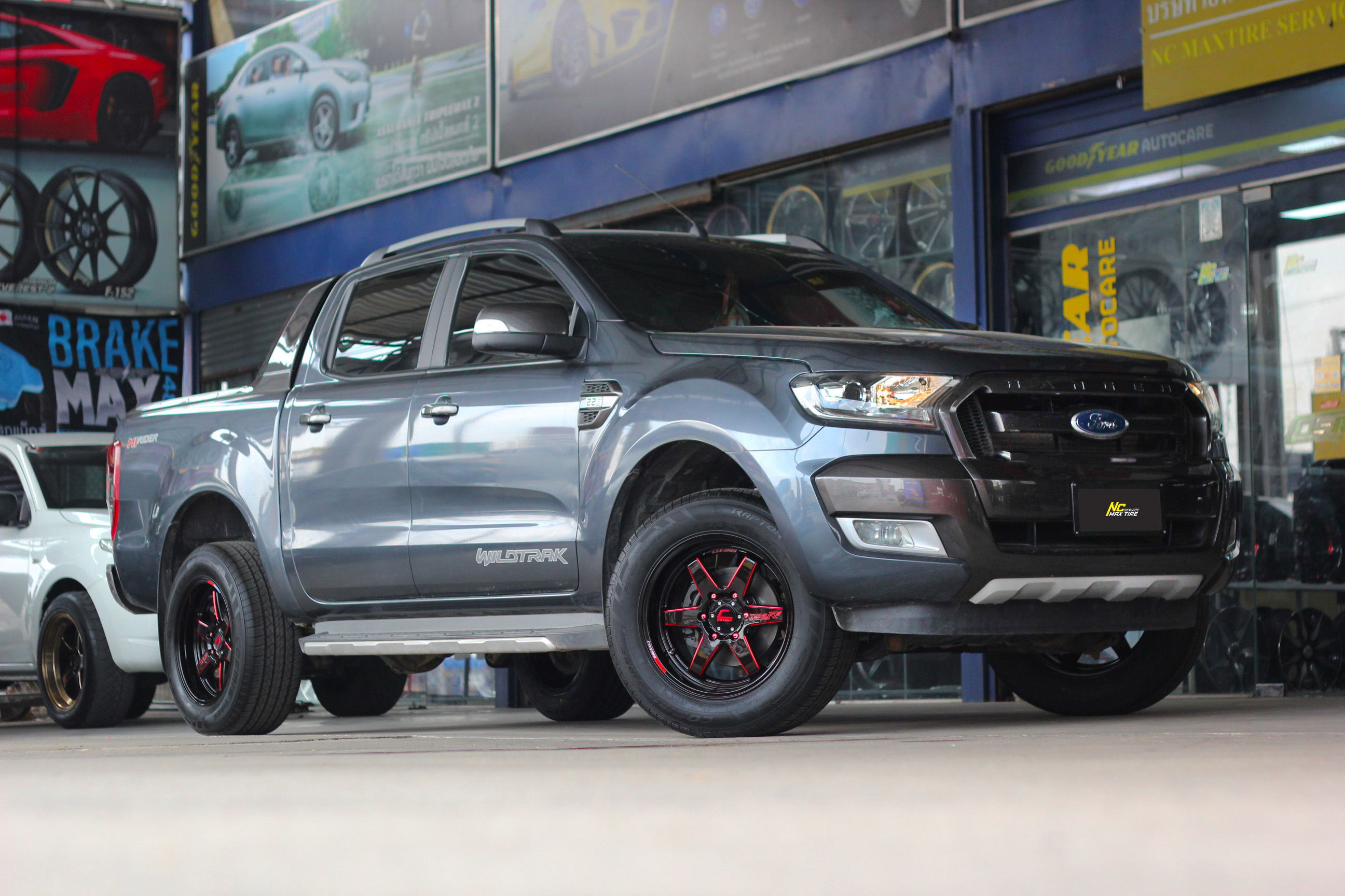 Ford Ranger / ล้อแม็กขอบ18 / Cosmis / Type-R / Revolution / 18x9.5 6H139.7 ET27 / ล้อแม็กสีดำเงาทั้งวง+มิลลิ่งข้างก้านแดง+เพลท / Raptor HT / 265/60R18