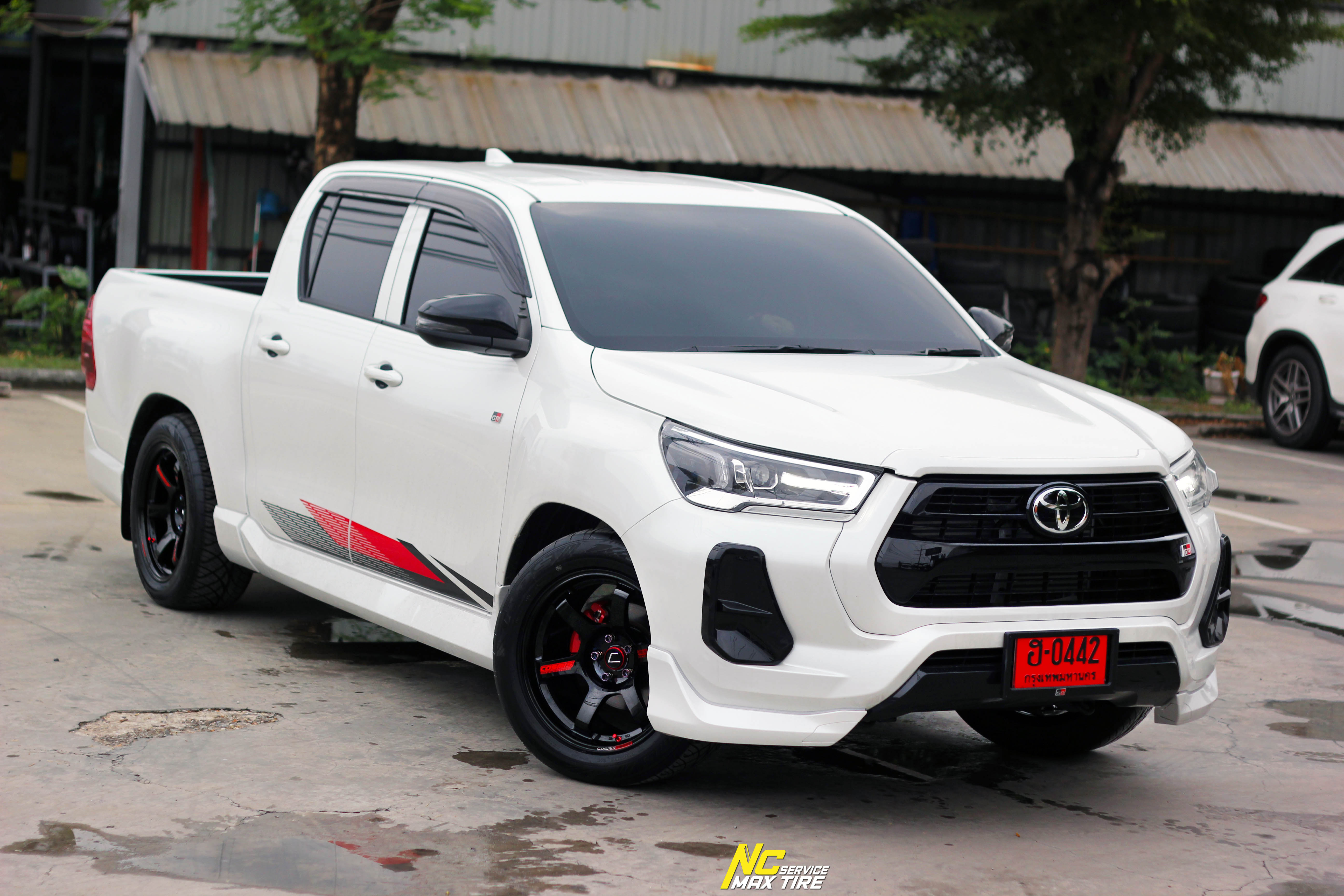 Toyota Revo / Z-Edition / GR-Sport / ล้อแม็กสวยๆ / ล้อแม็กขอบ18 / ล้อแม็กสำหรับรถกระบะตัวเตี้ย / Cosmis / RG-06SR / 18x9.0 5H113 ET0 / ล้อแม็กสีดำเงาพิเศษทั้งวง+หยอดตัวหนังสือแดง+เพลท / DeepBlack / Custom Color / T1RS / 255/50R18 / NC