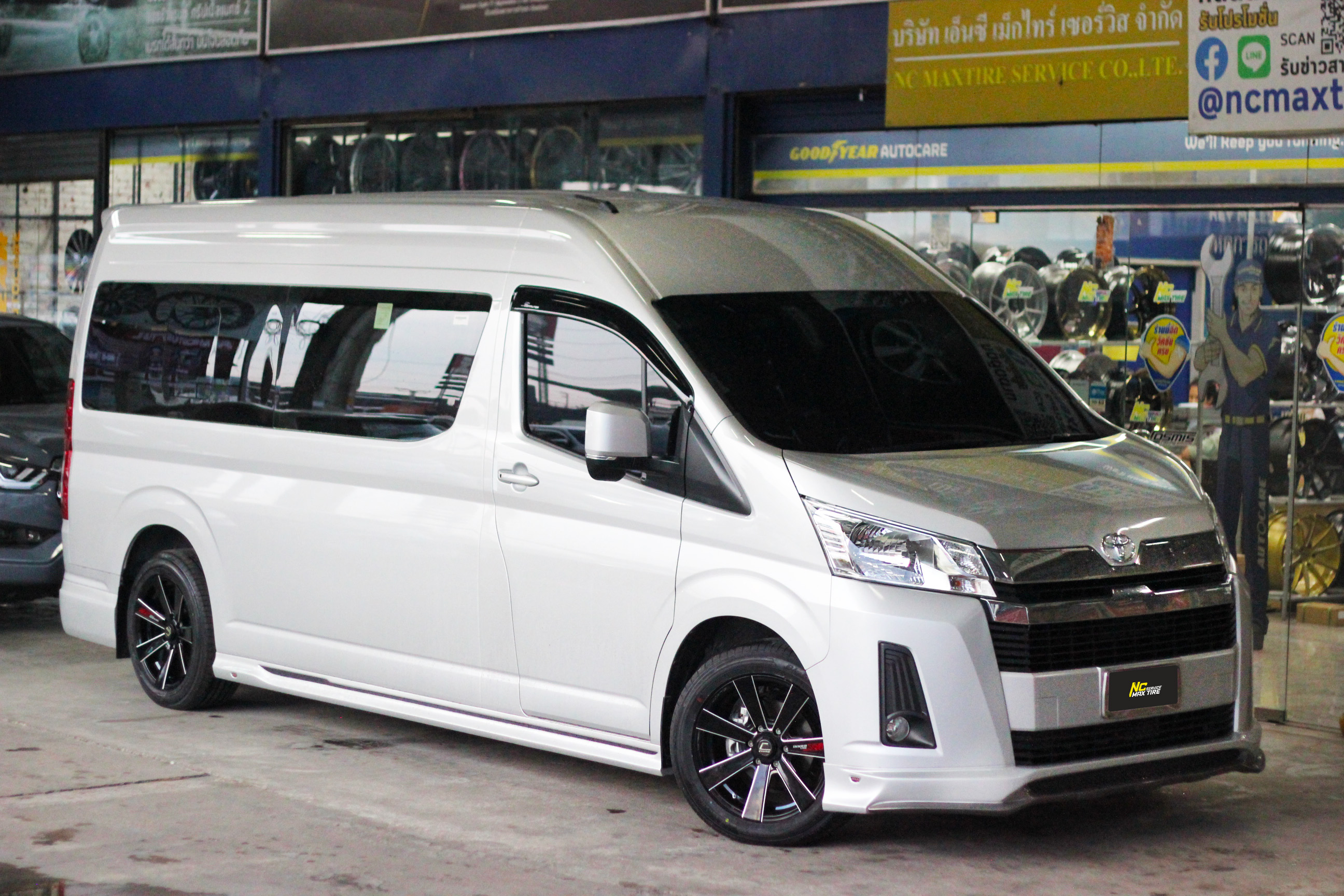 Toyota Commuter / รถตู้ / ล้อแม็กขอบ18 / Cosmis / Innerline / S4 / 18X8.5 6H139.7 ET35 / ล้อแม็กสีดำเงาCNCข้างก้าน / 7 ก้านทรงใบพัด