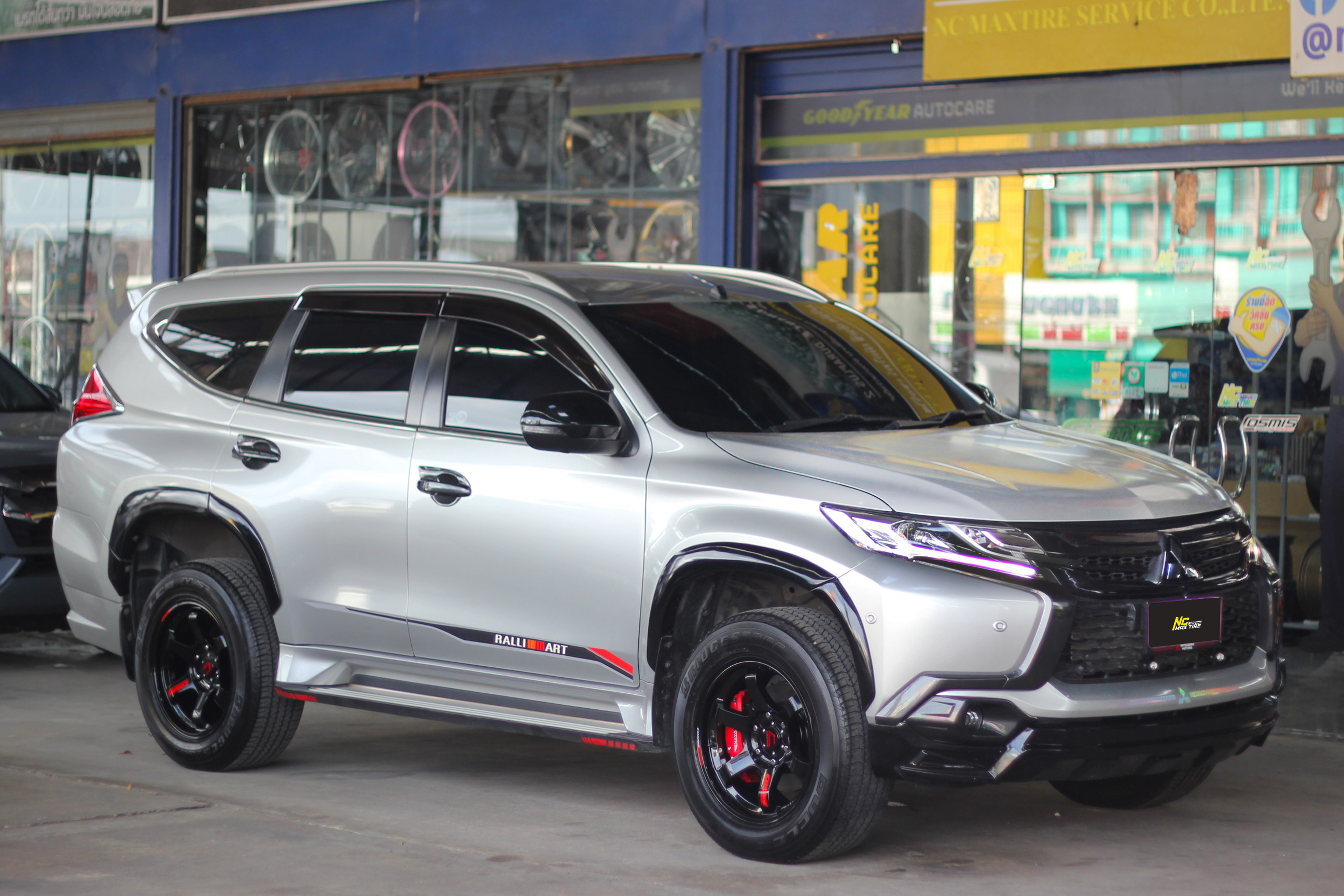 Mitsubishi Pajero Sport / ล้อแม็กขอบ18 / Cosmis / RG-06S / ล้อแม็กสีดำเงาทั้งวงหยอดหนังสือแดง / 18x9.0 6H139.7 ET15